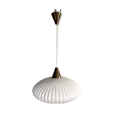 Suspension scandinave en verre opalin et laiton, circa 1950