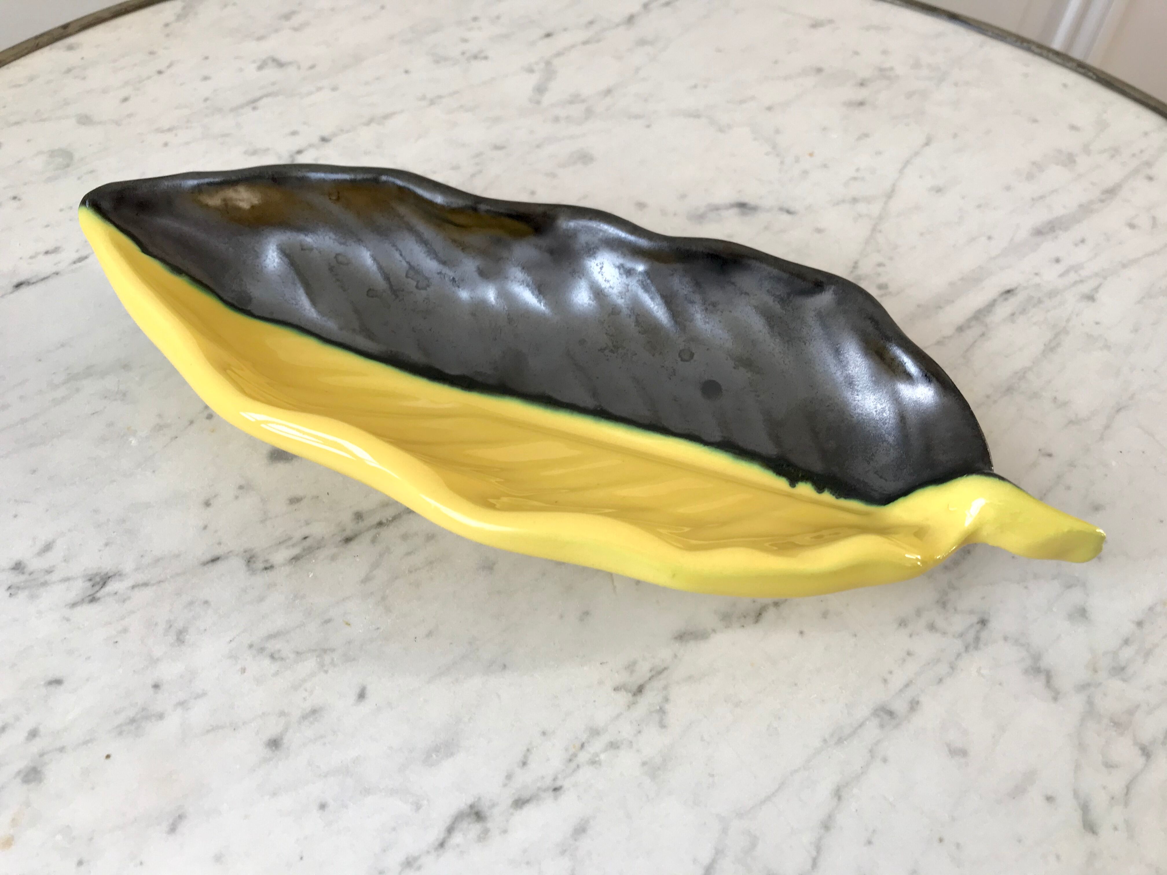 Feuille bicolore en céramique signée années 70