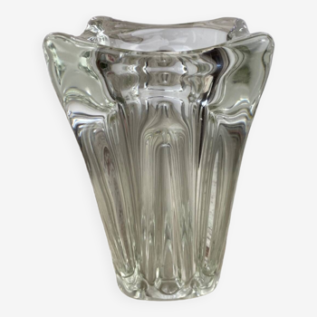 Vase en verre moulé