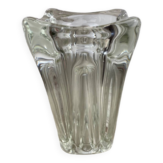 Vase en verre moulé