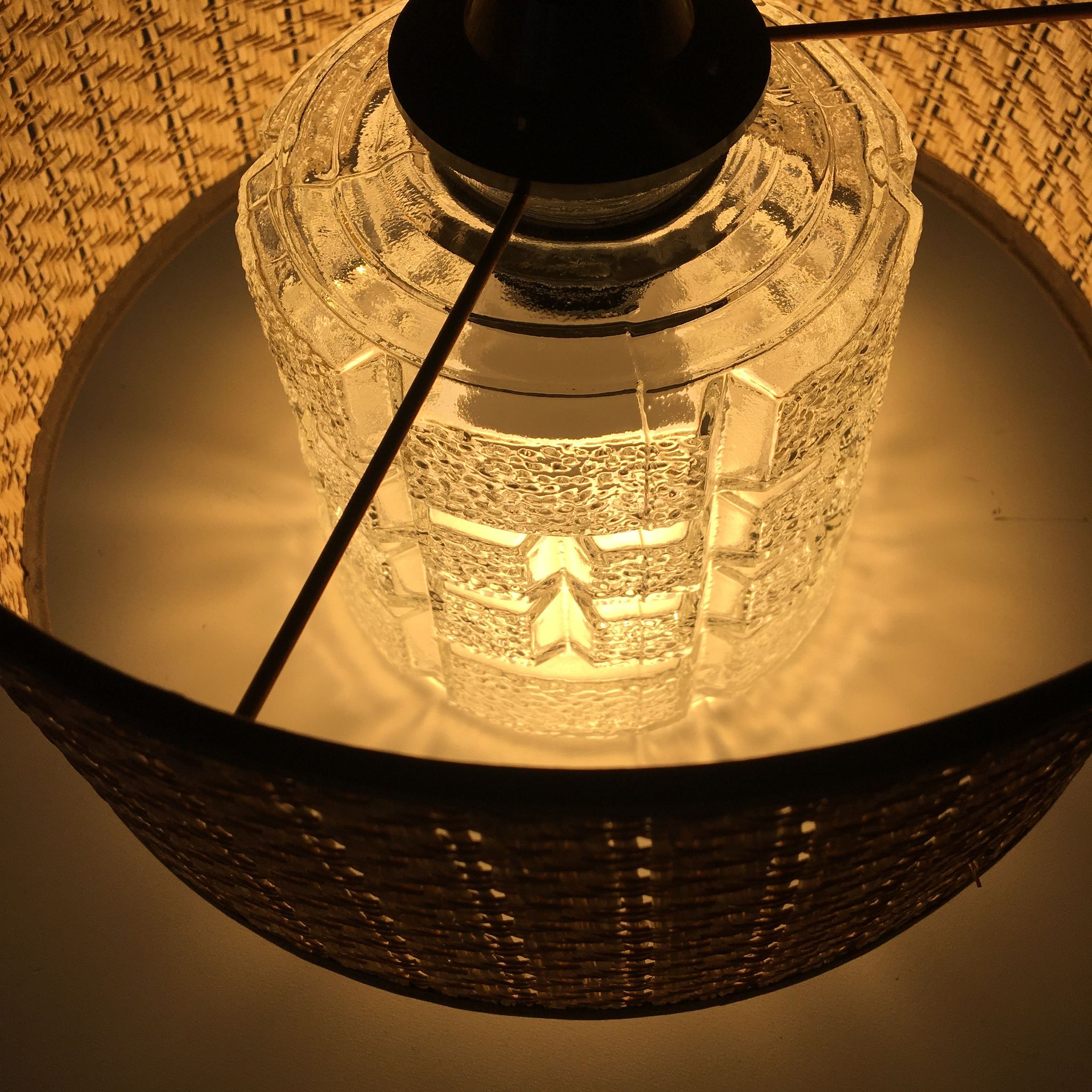 Suspension vintage globe verre et abat jour raphia