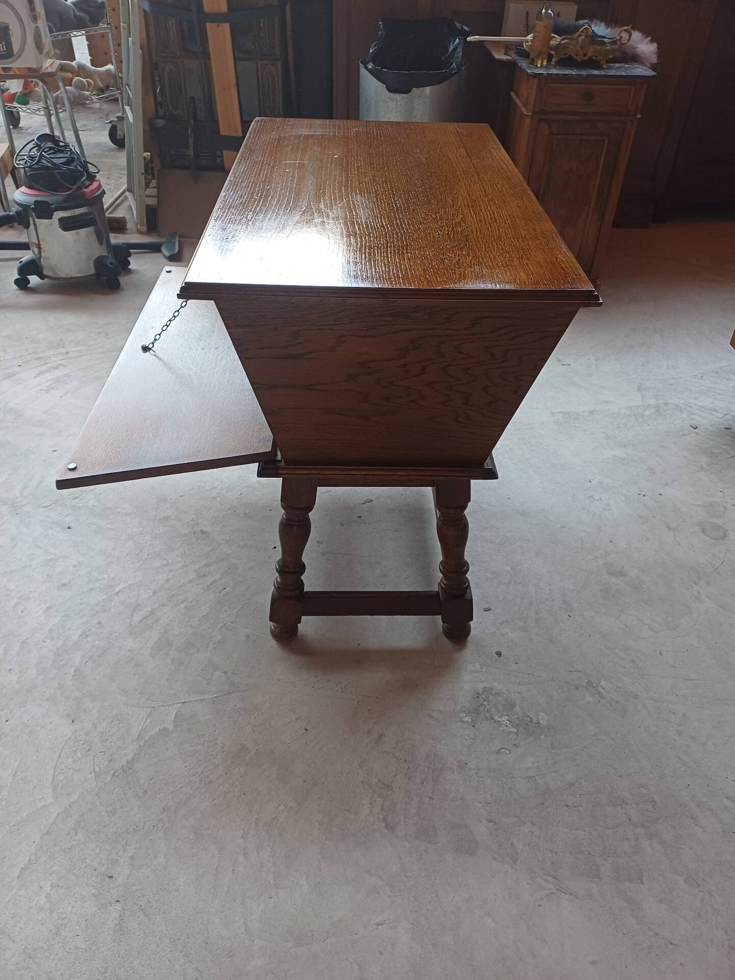 Old-style kneading table - bar - TV