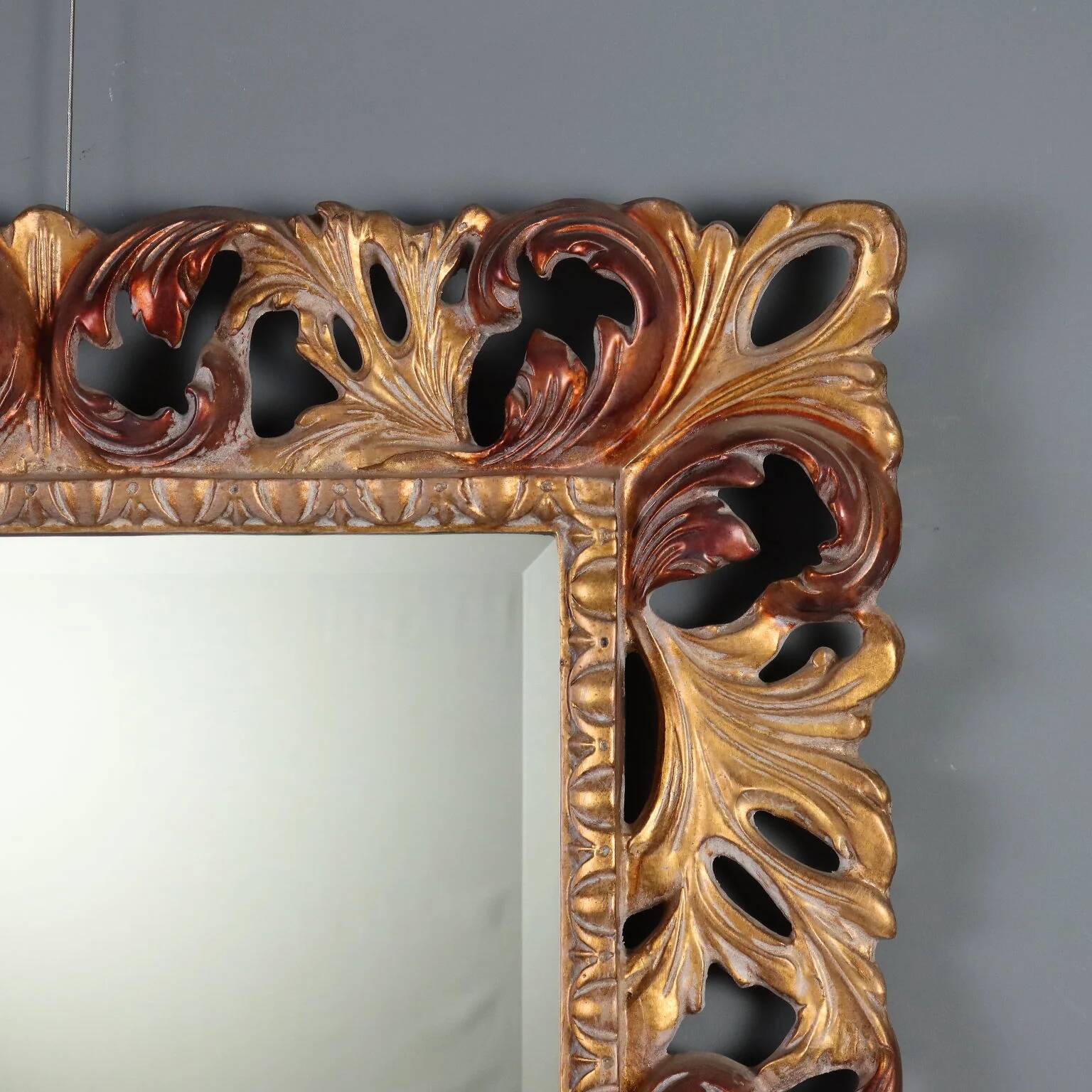 Miroir baroque en bois doré