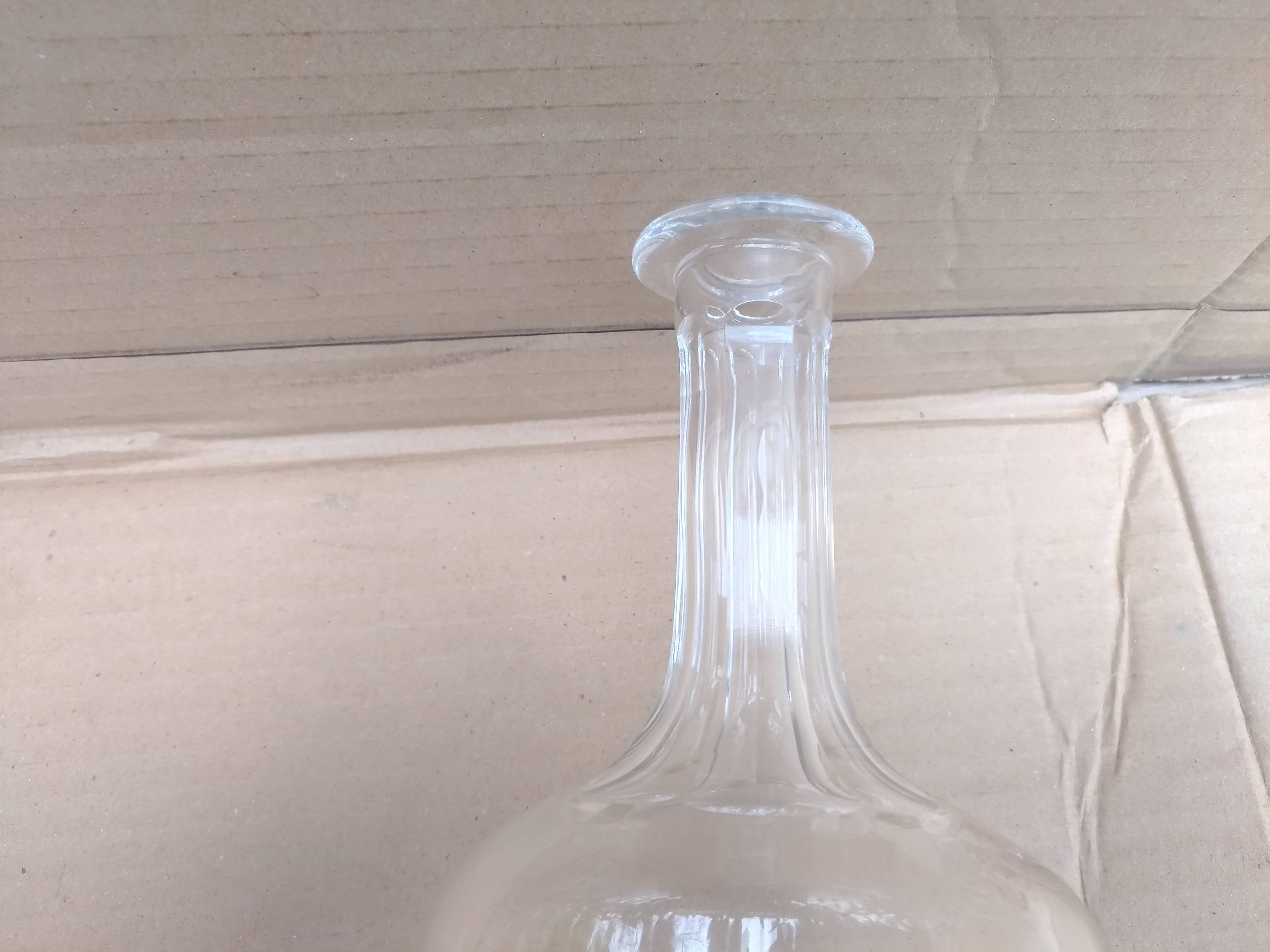 Carafe in chiseled glass