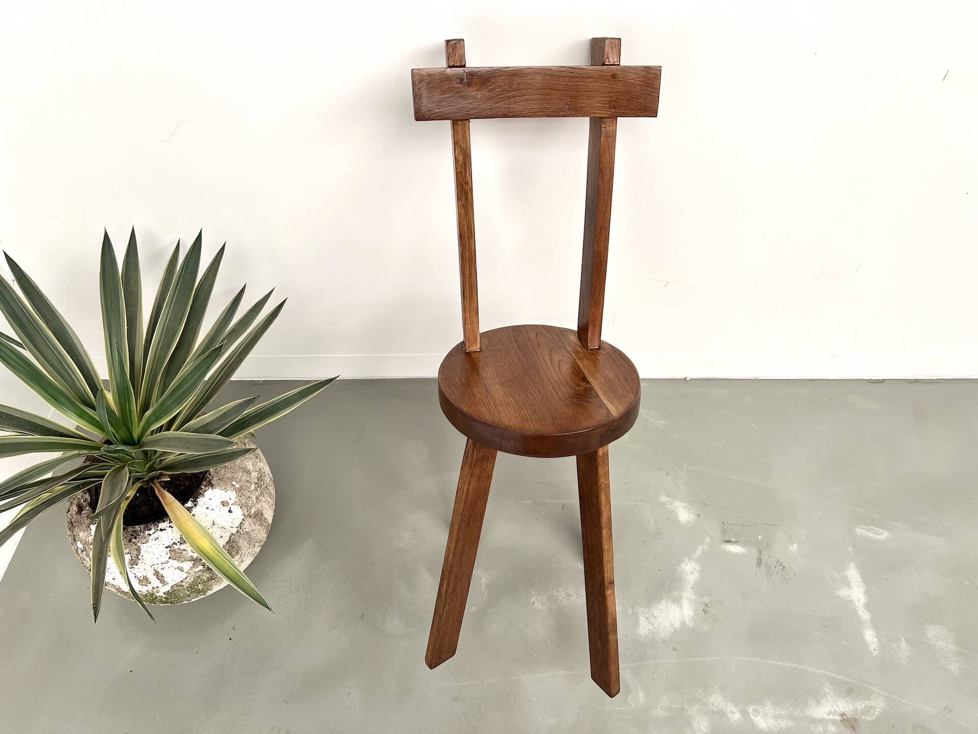 Brutalist chair in solid oak, 1900