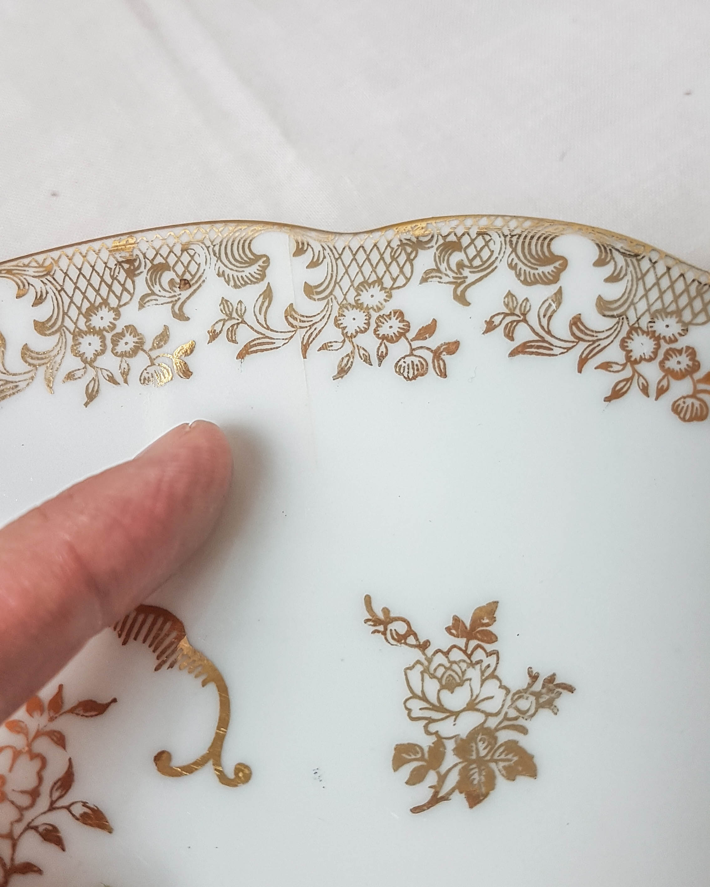 Lot of 4 flat plates Limoges FD Chauvigny golden white rose pattern