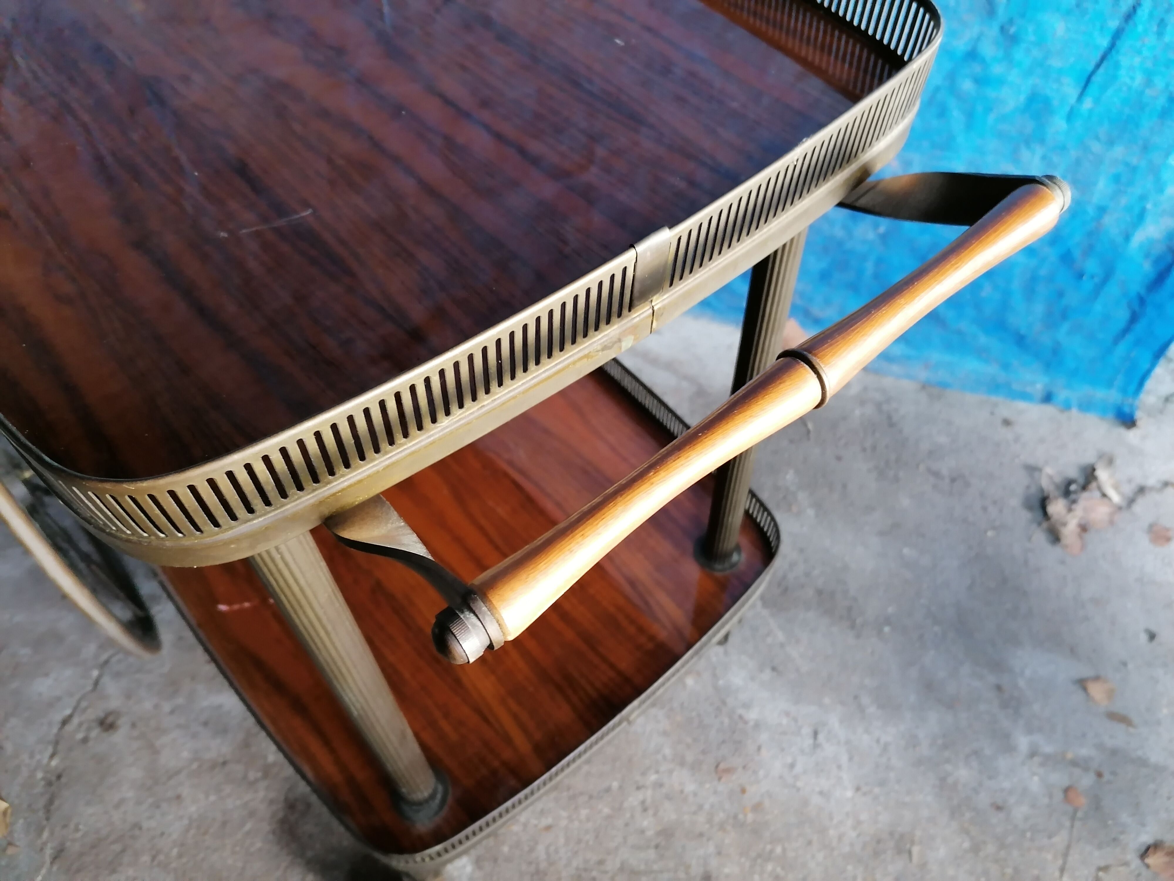 Serving table on wheels