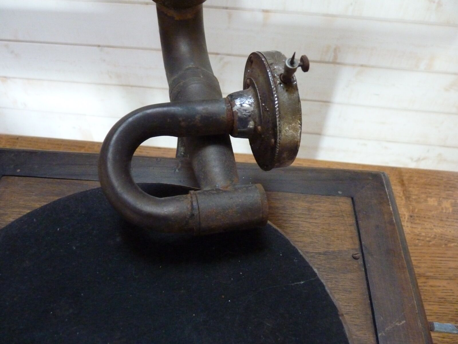 Gramophone with flag "his master's voice"