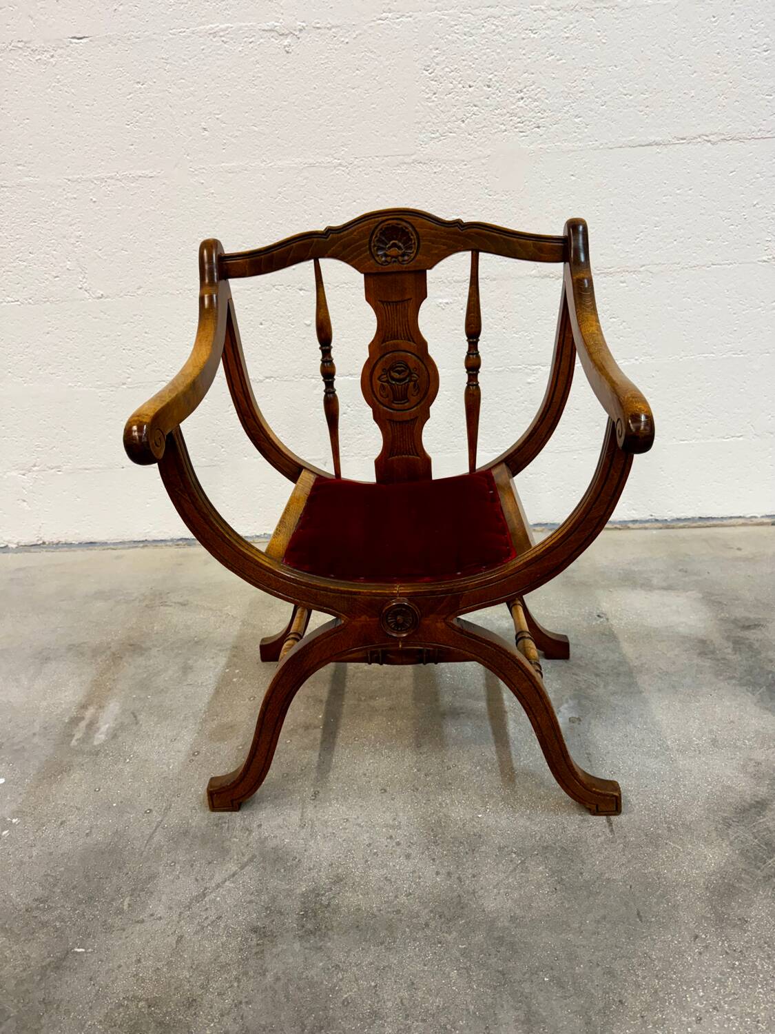 Dagobert armchair with red upholstery