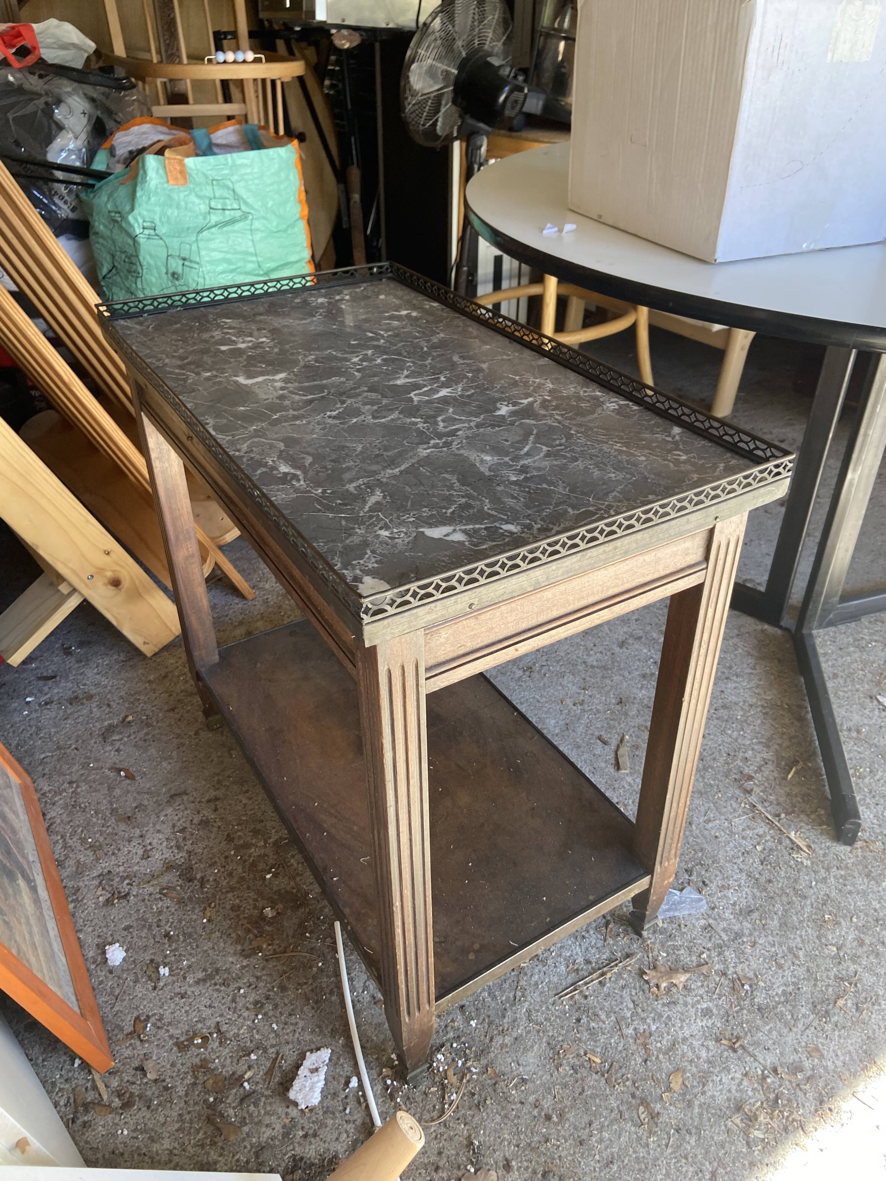 Table d’appoint vintage en bois et plateau marbré