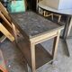 Table d’appoint vintage en bois et plateau marbré