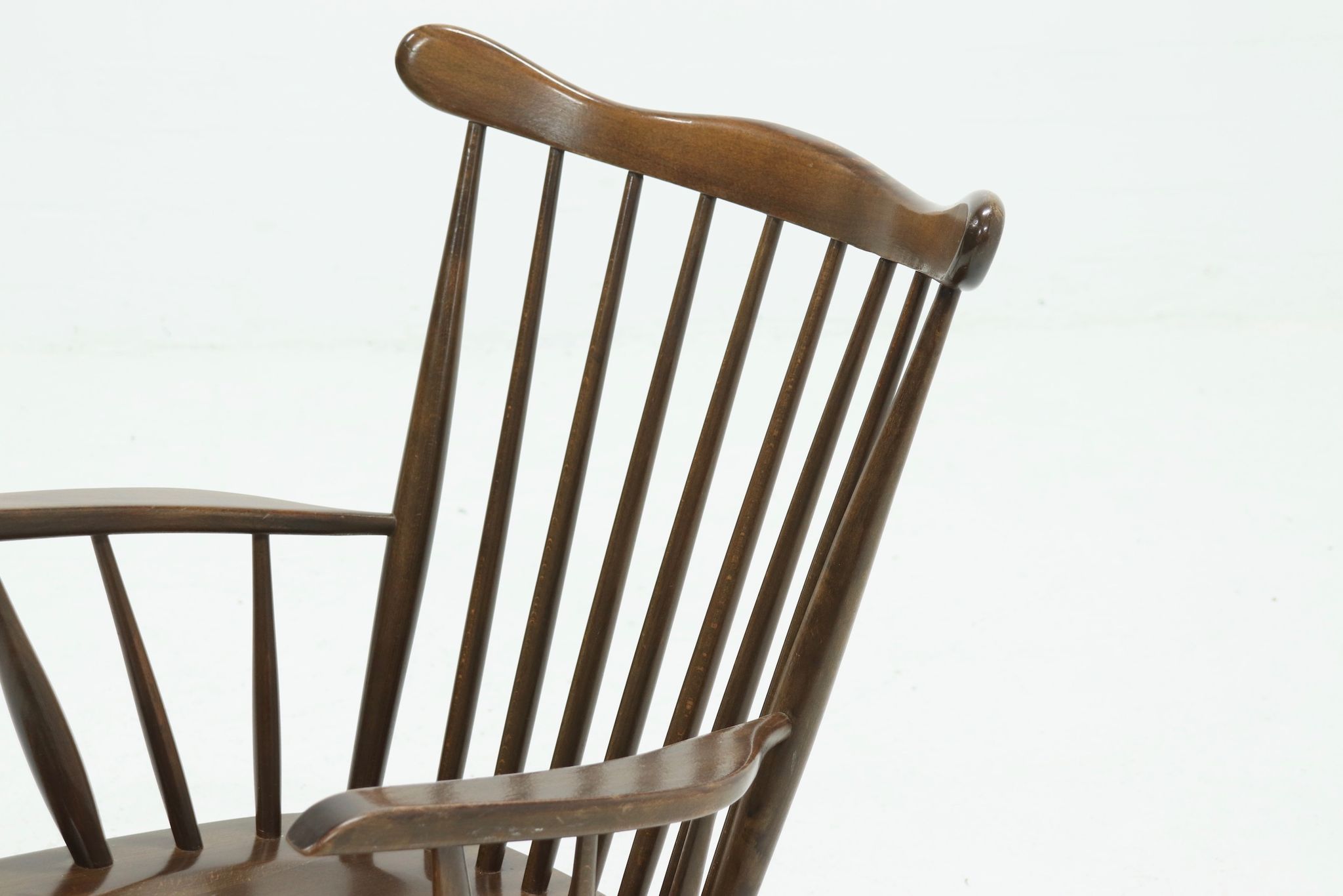 Fauteuil scandinave à dossier fuseau années 1960