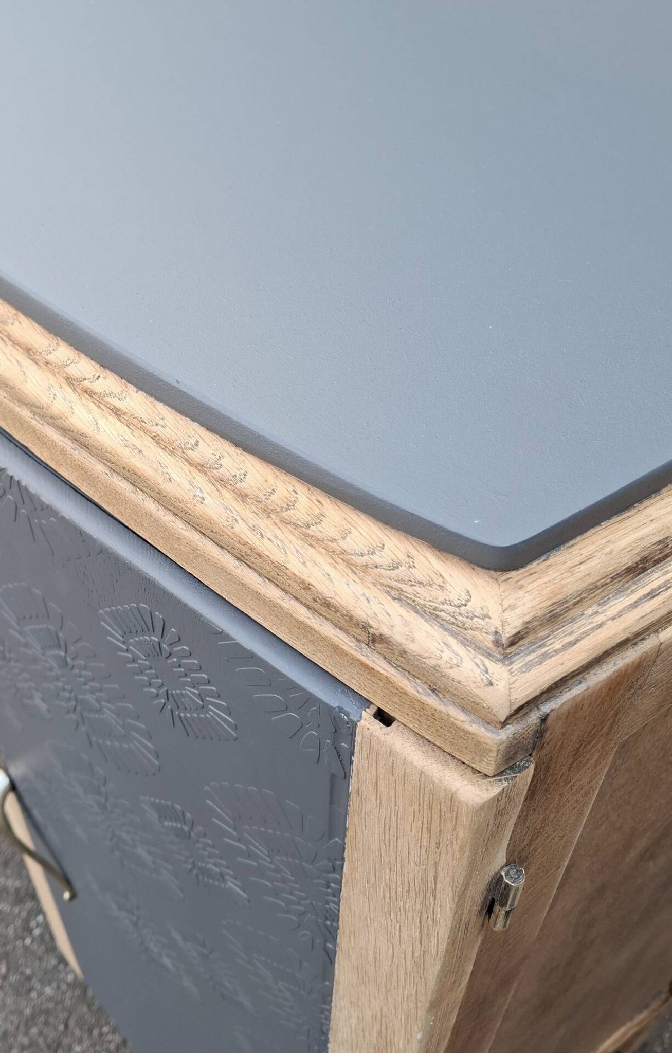 Art Deco buffet in oak and anthracite.