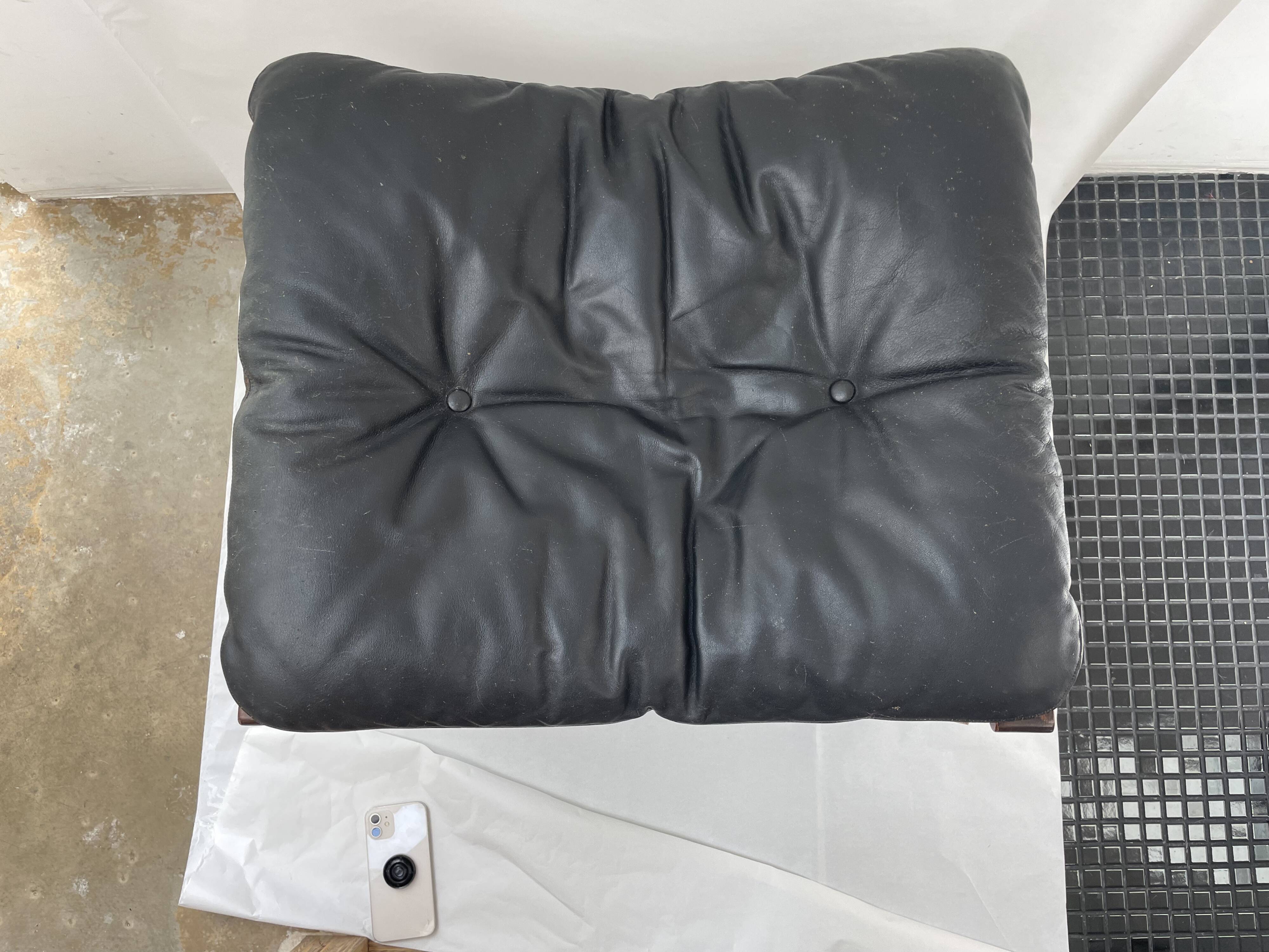 Fauteuil et repose pied Siesta en cuir noir et bois acajou