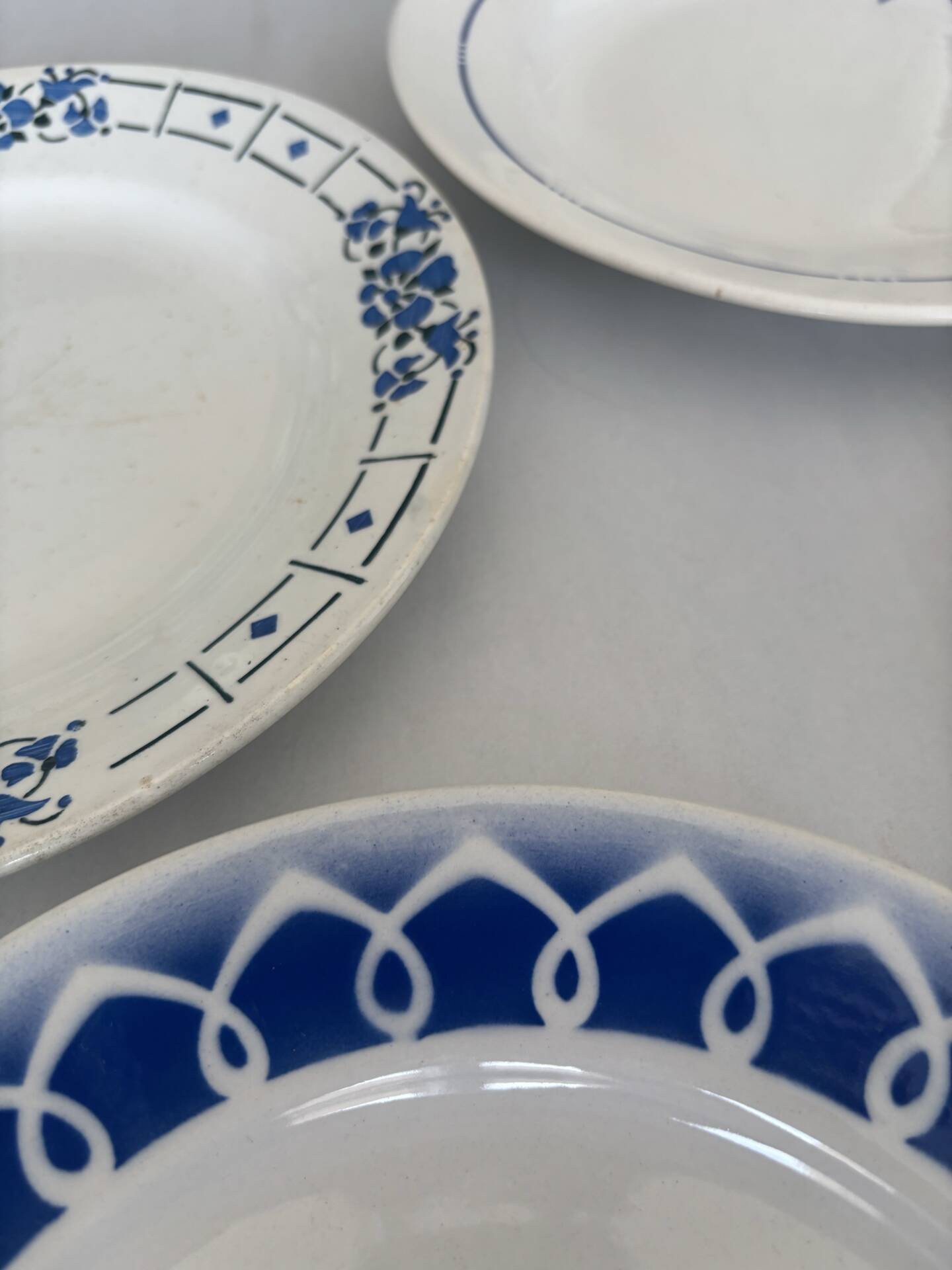 Lot of 4 antique earthenware plates from 1950, Saint Amand - plates bl