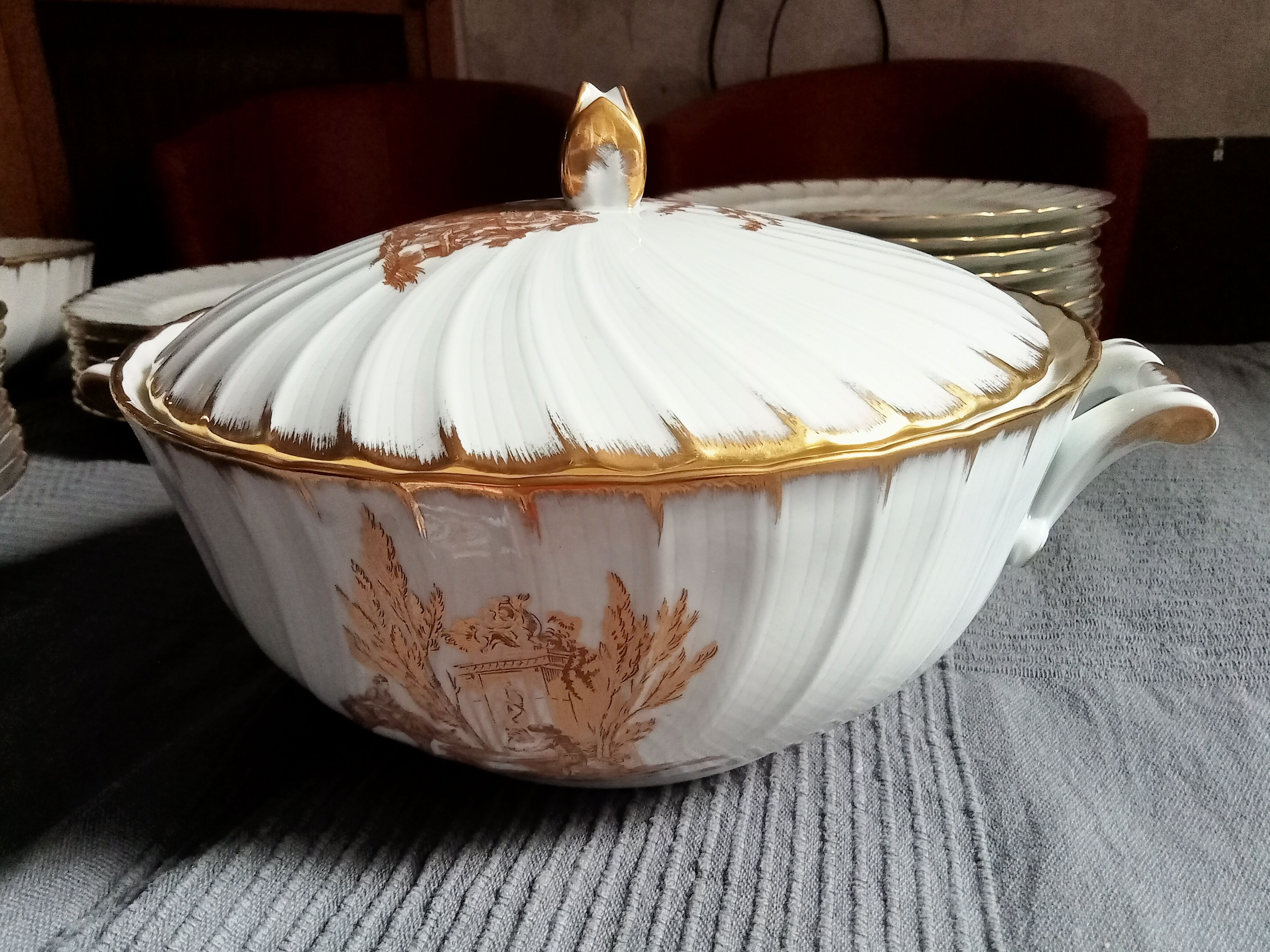 Soupière en procelaine de Limoges blanche et dorée