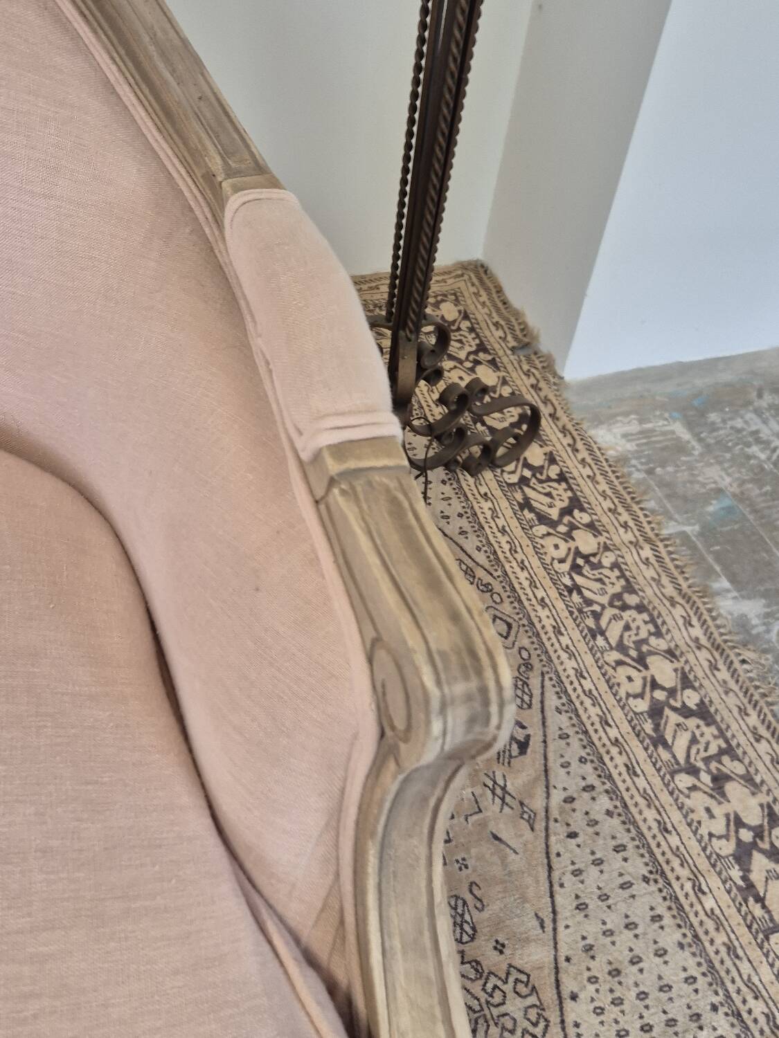 Louis XV style bench sofa in pink fabric and burlap