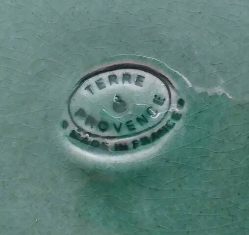 6 green flat plates from Terre è Provence + small salad bowl