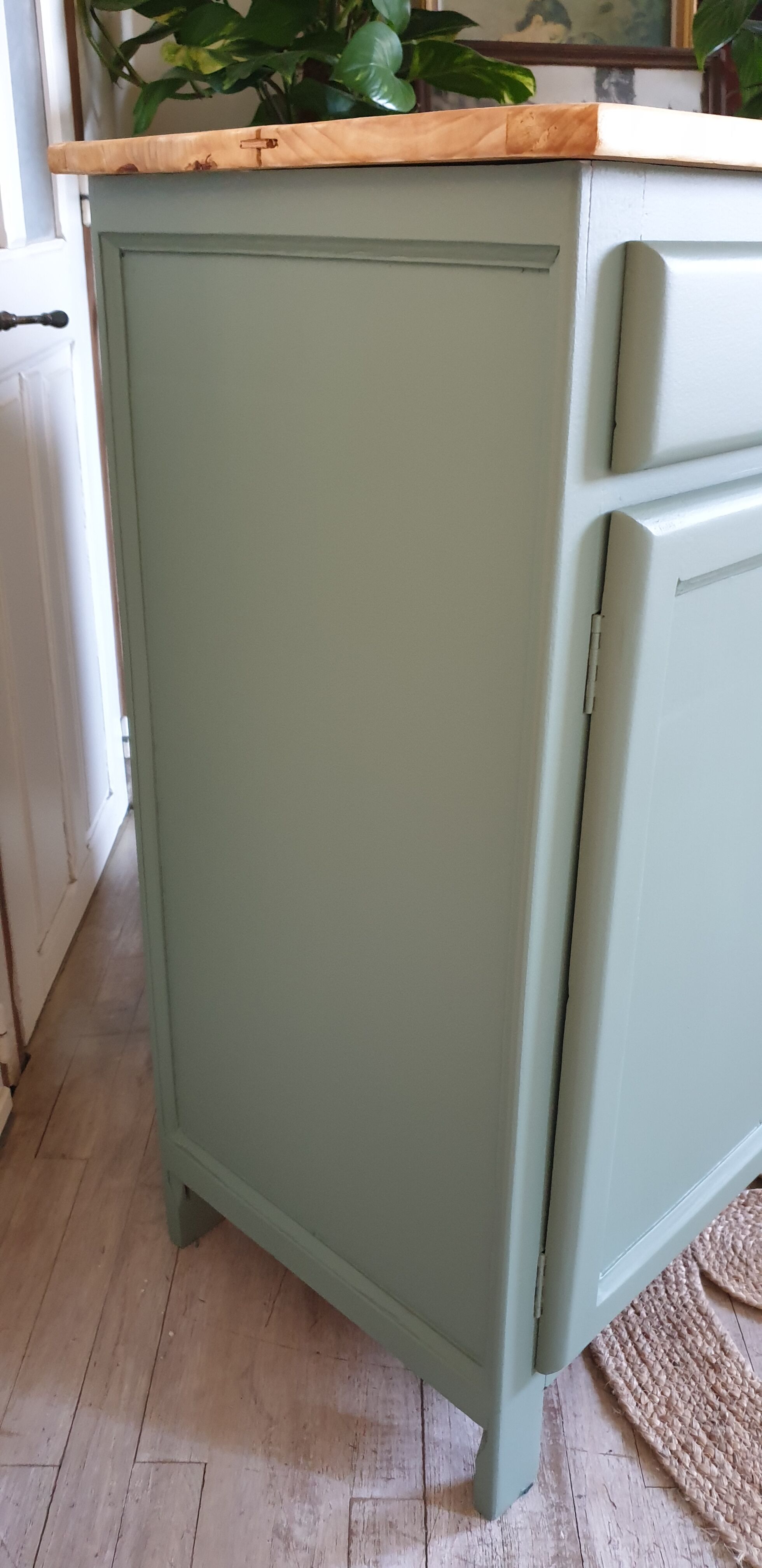 Green Parisian buffet