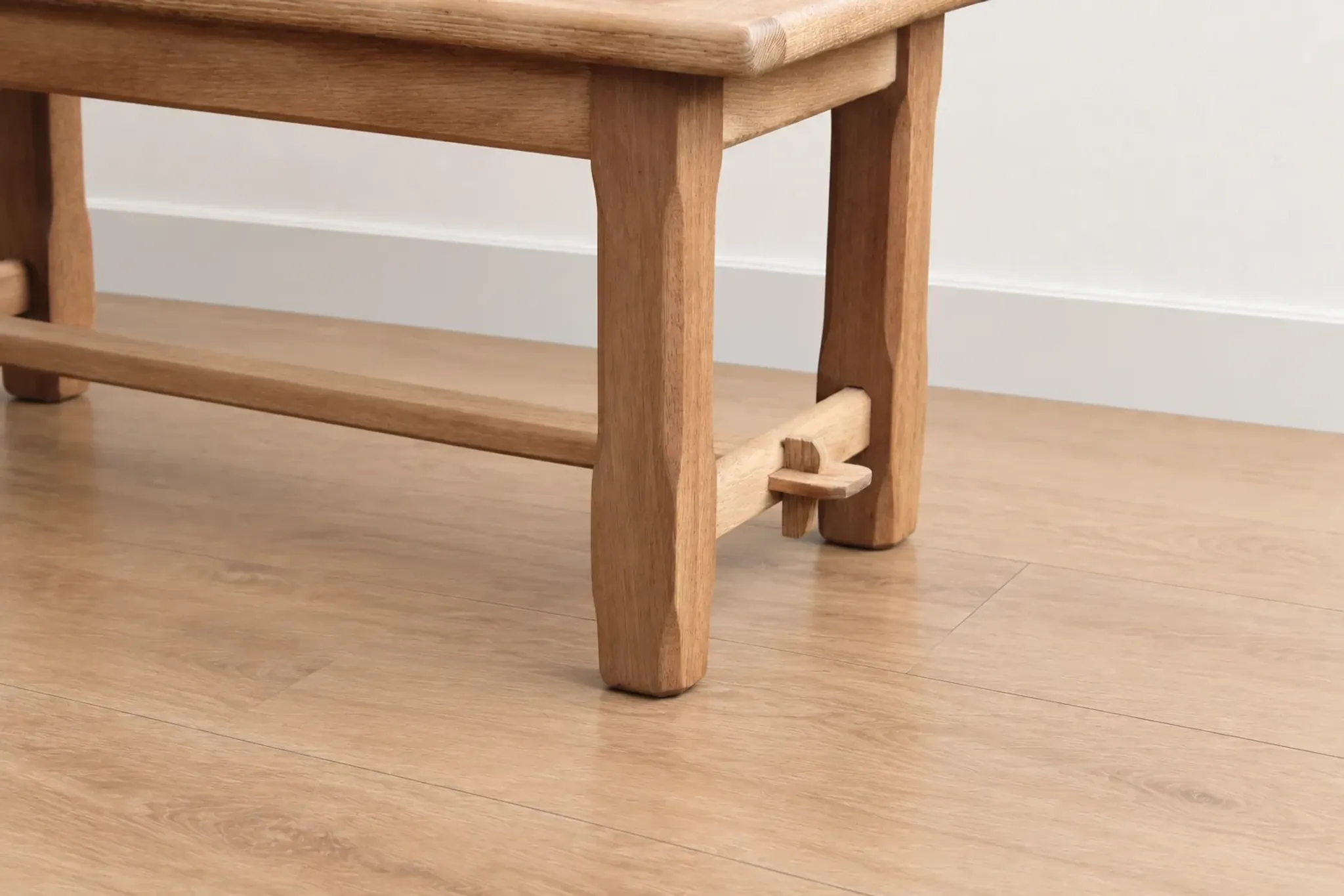 Table basse de ferme en bois naturel – style campagne, entretoise à clavettes – 99 cm