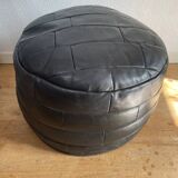 Pouf / Repose pied noir patchwork de cuir De Sede