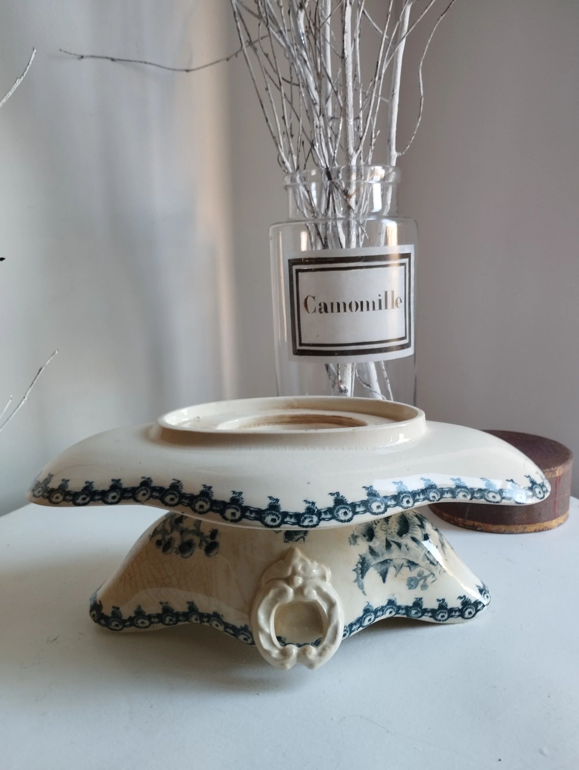 Large sauceboat on ironstone base Gien "Thistles"