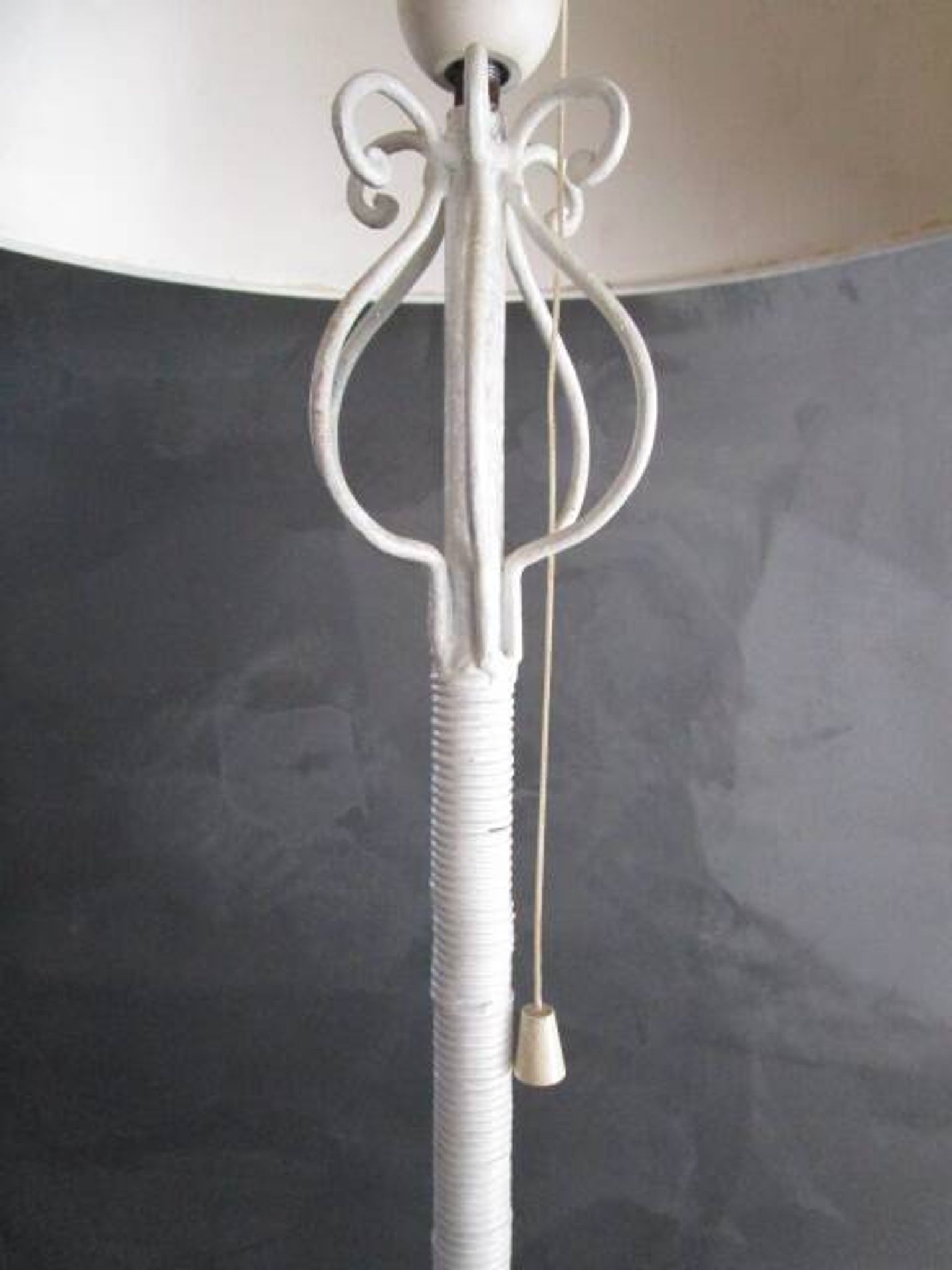 Lampadaire porte-plantes ancien en fer forgé blanc