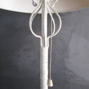 Lampadaire porte-plantes ancien en fer forgé blanc