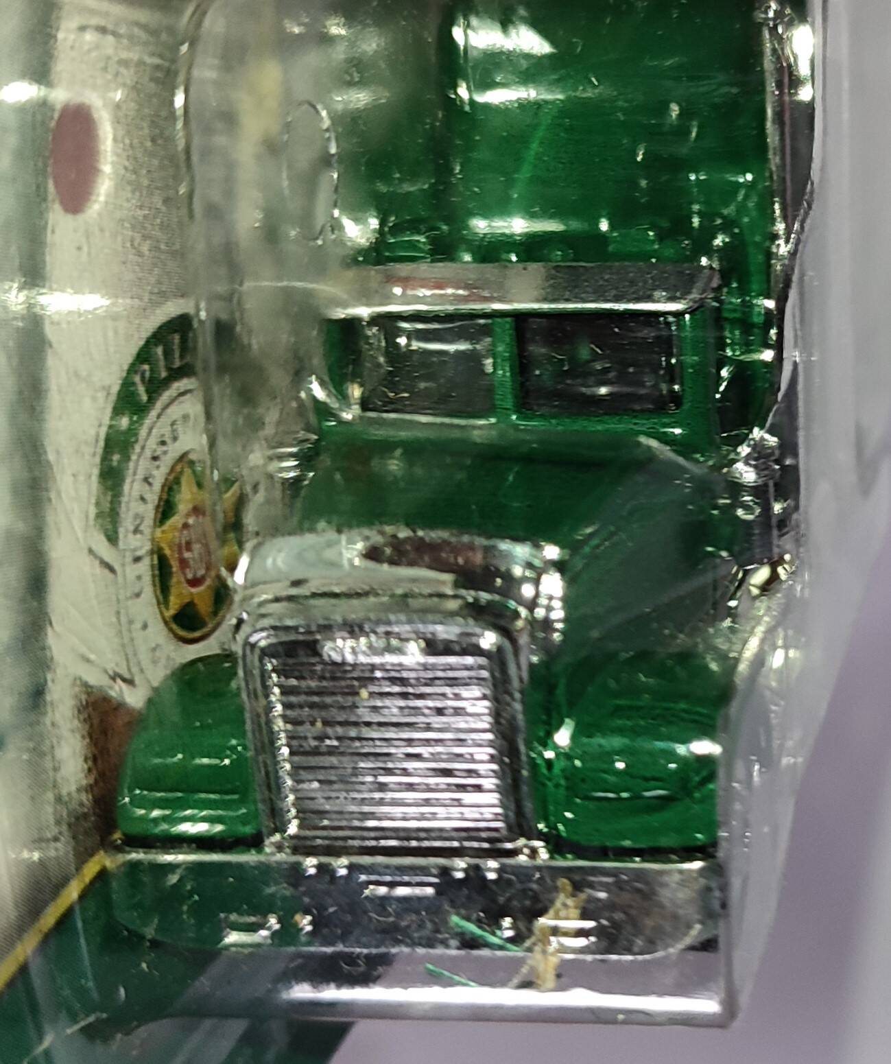 ''Freightliner'' semi-trailer + platform supporting 1 tree