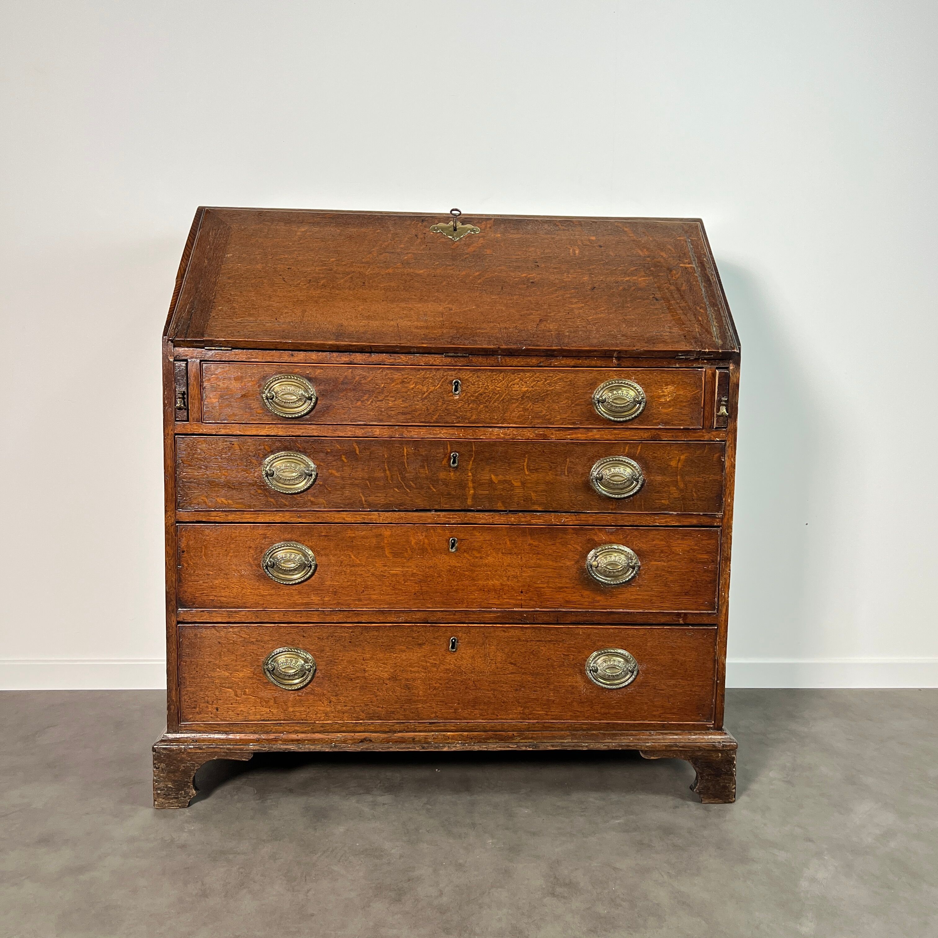 Slant-front desk, chest of drawers, English George III writing desk in oak - 19th century