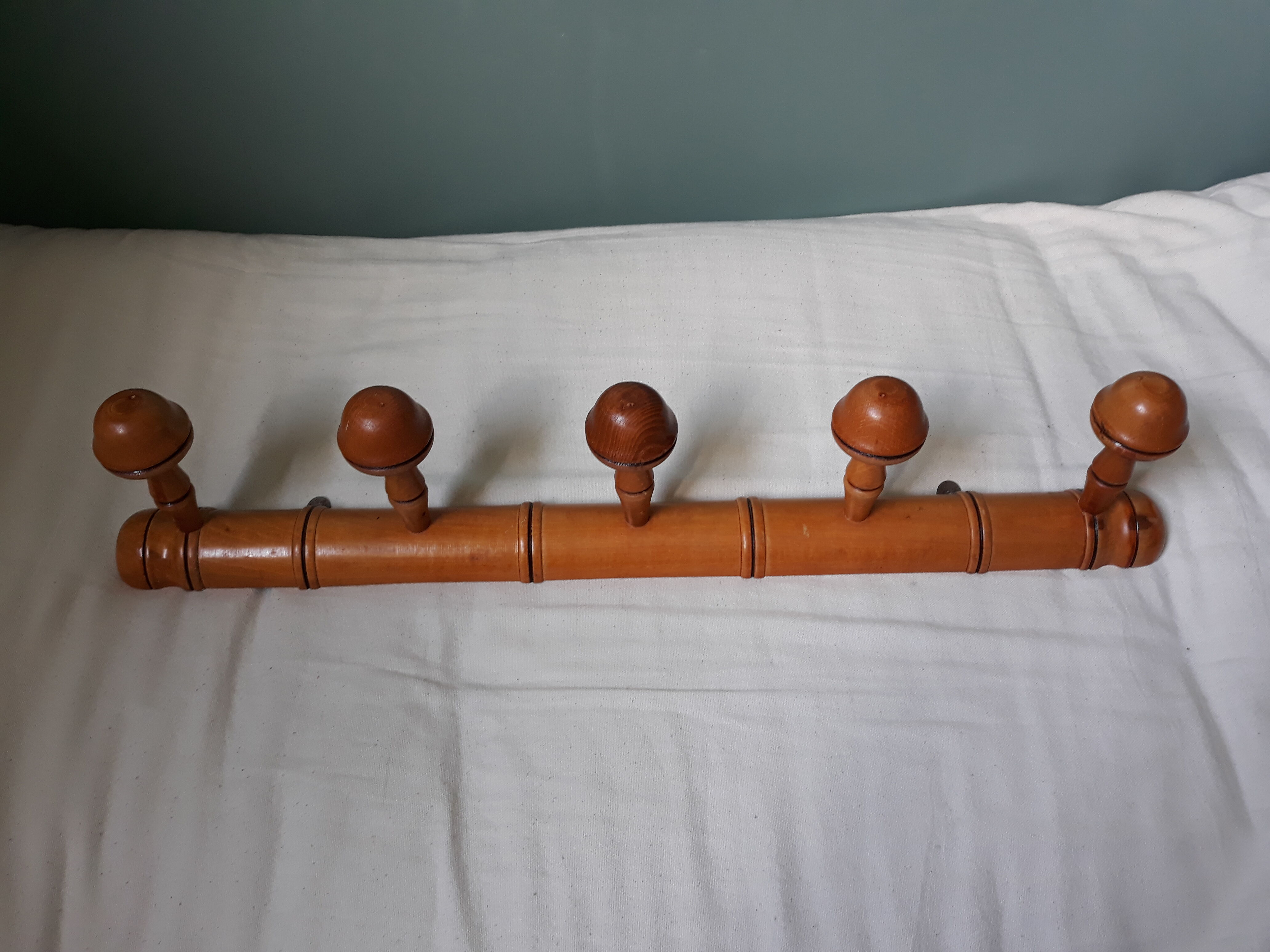 Bamboo-like wall coat rack with 5 mushroom hooks