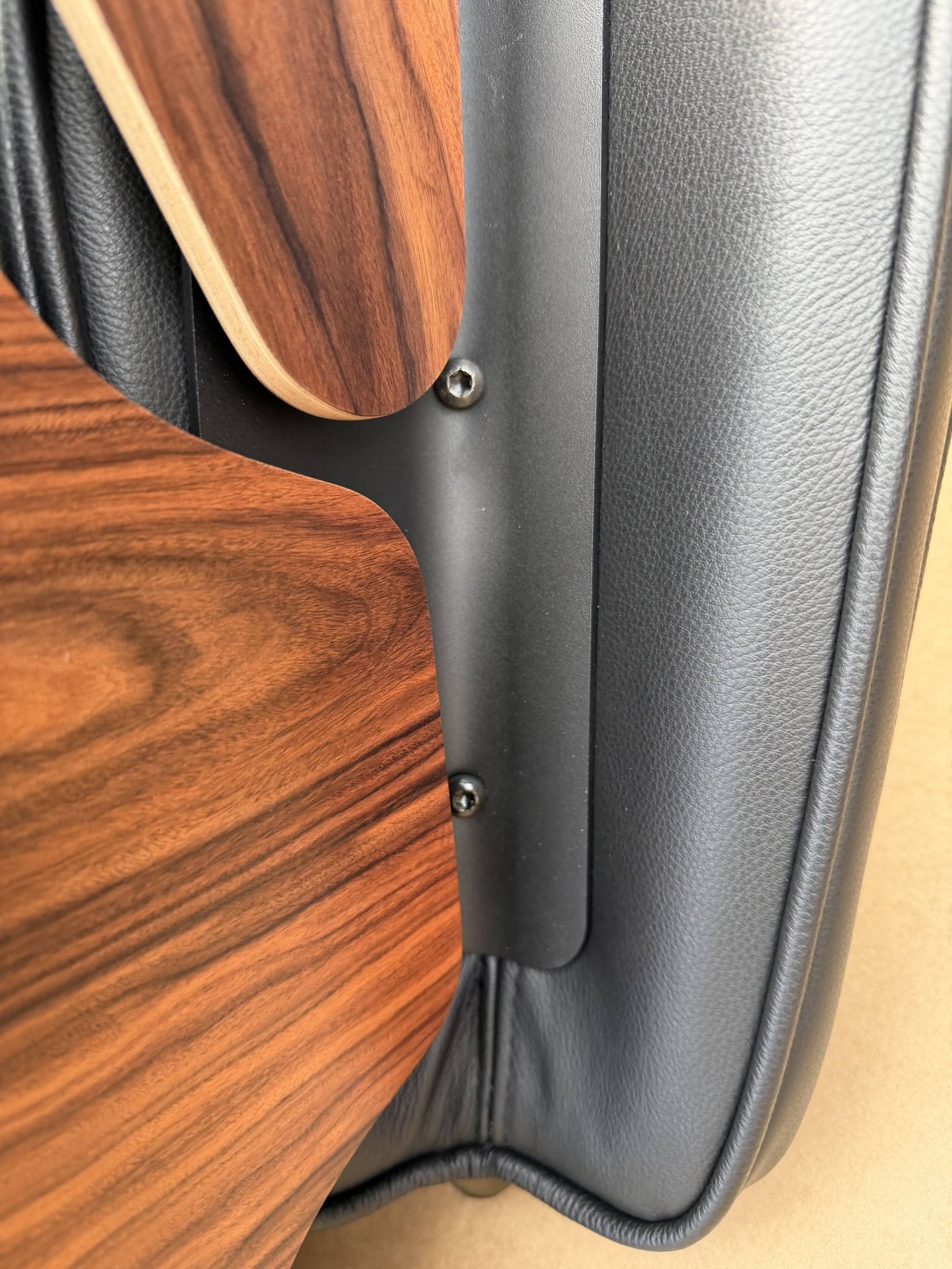 Vitra Eames Lounge chair XL + Ottoman, Zwart leder & Santos Palissander