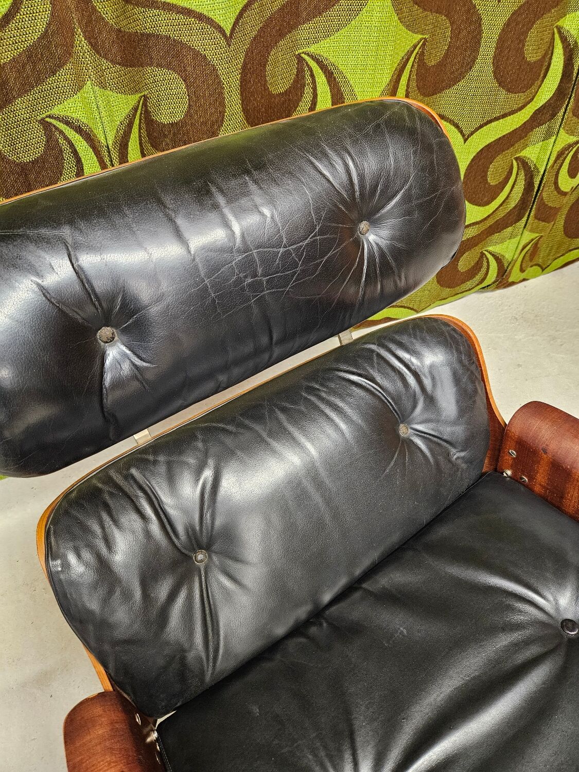 Fauteuil lounge cuir noir 1970 vintage