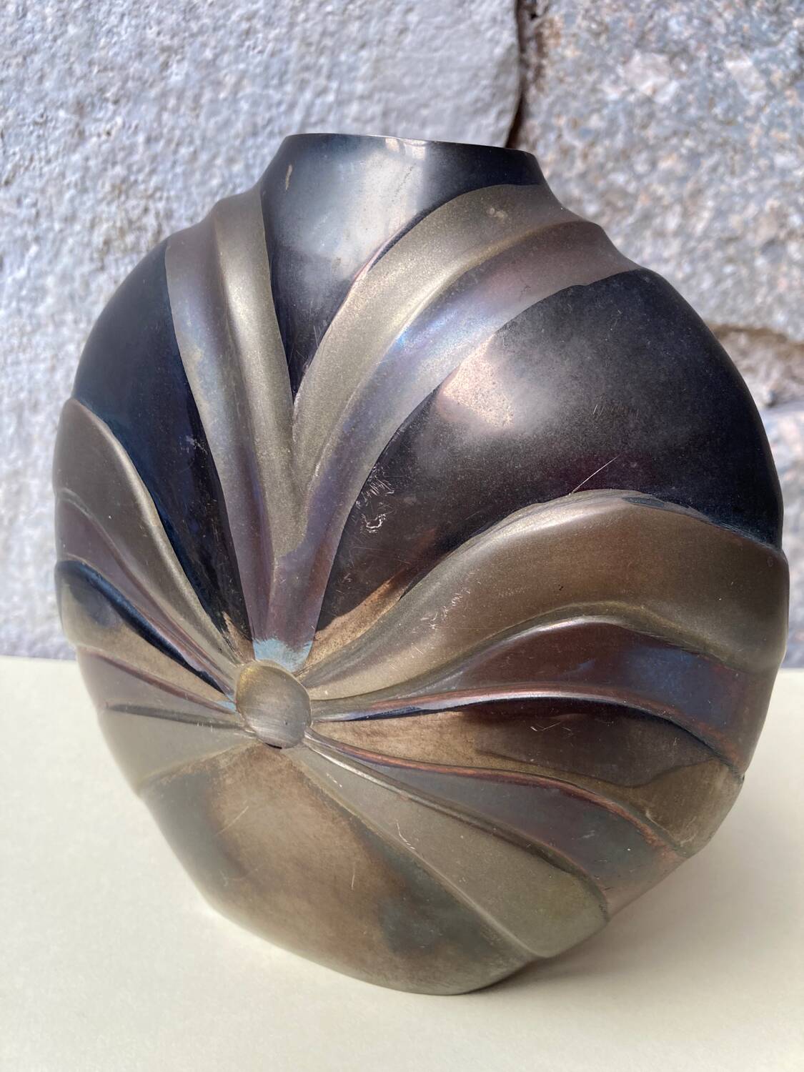 Vase en métal à patine tricolore