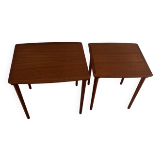 2 wooden nesting tables with molded legs
