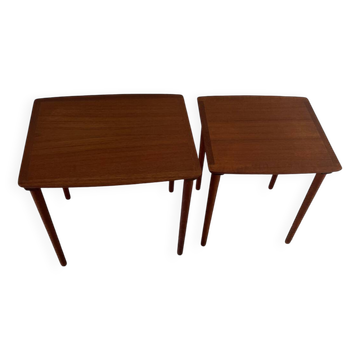 2 wooden nesting tables with molded legs