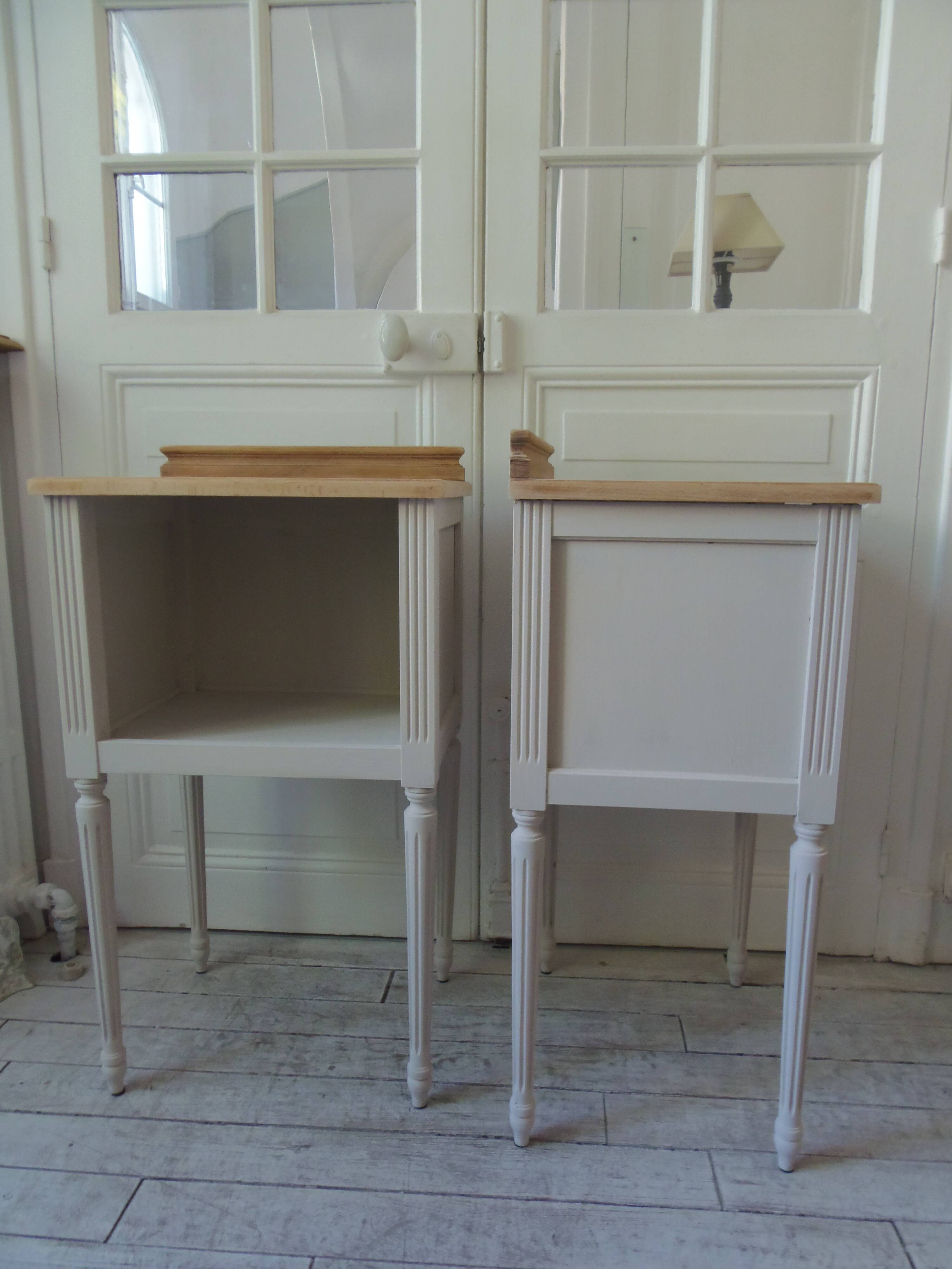 Pair of bedside tables, end tables re-enchanted in pearl gray, wooden top.
