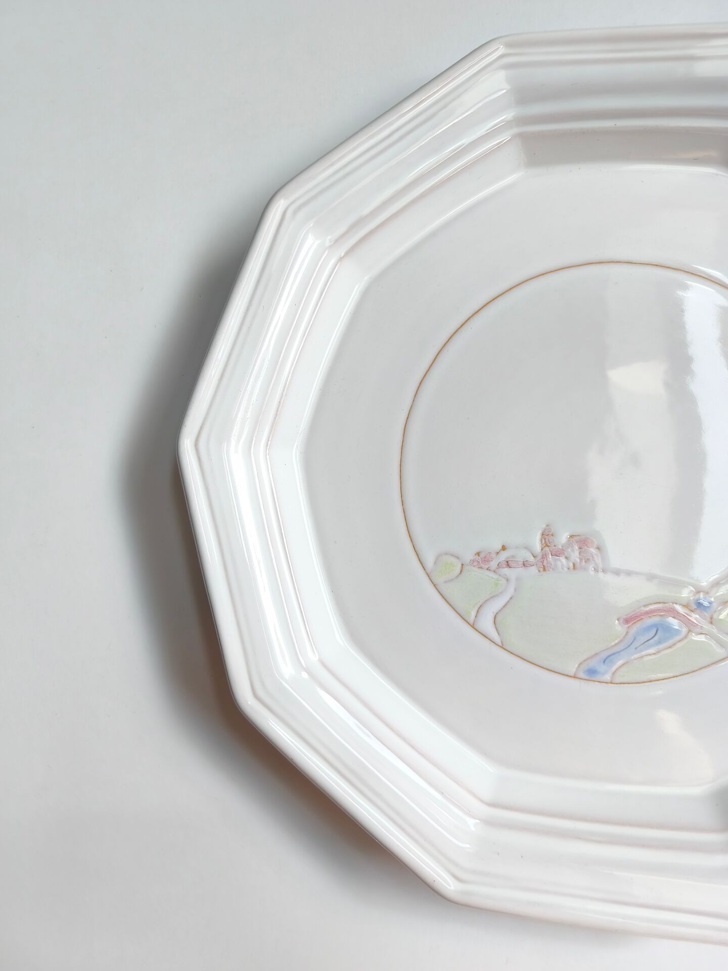 Round vintage Niderviller plate with a country decor.