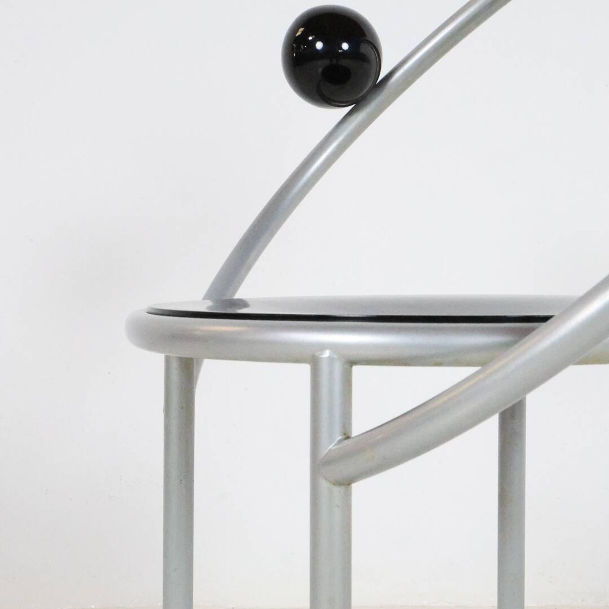 Première chaise de Michele De Lucchi pour Memphis Milano 1983