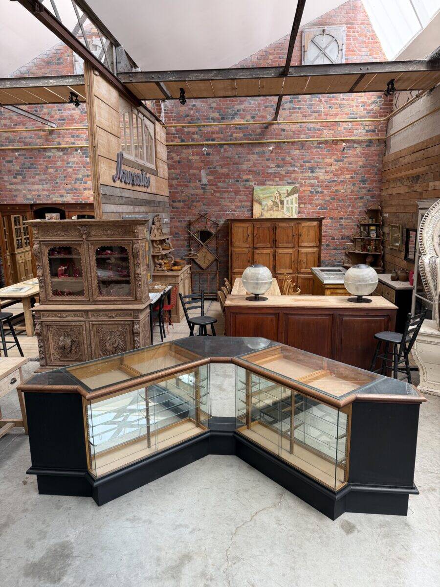 Ancien comptoir vitrine d’angle de maroquinier