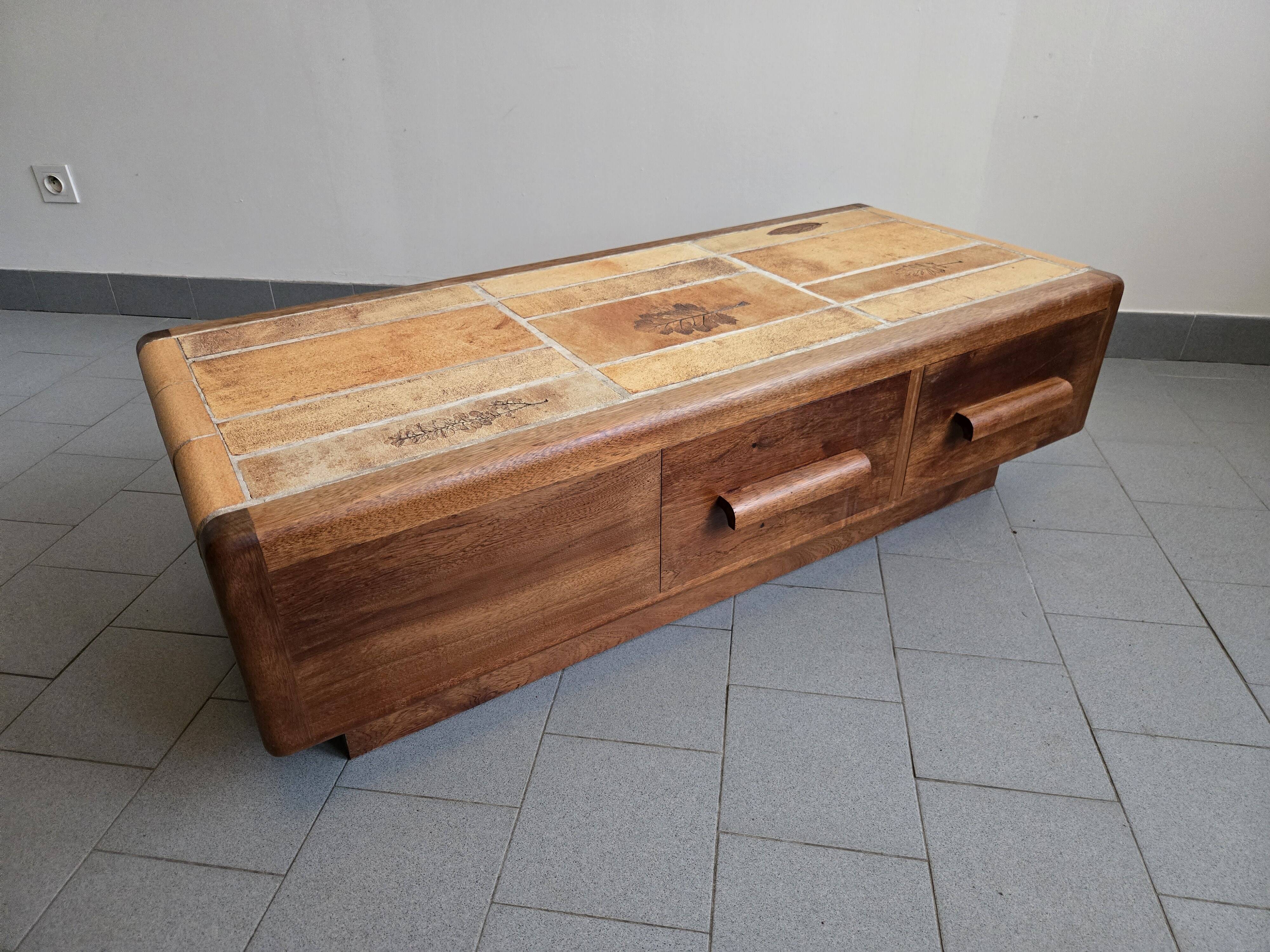 Vintage 1970 coffee table in solid oak & ceramic
