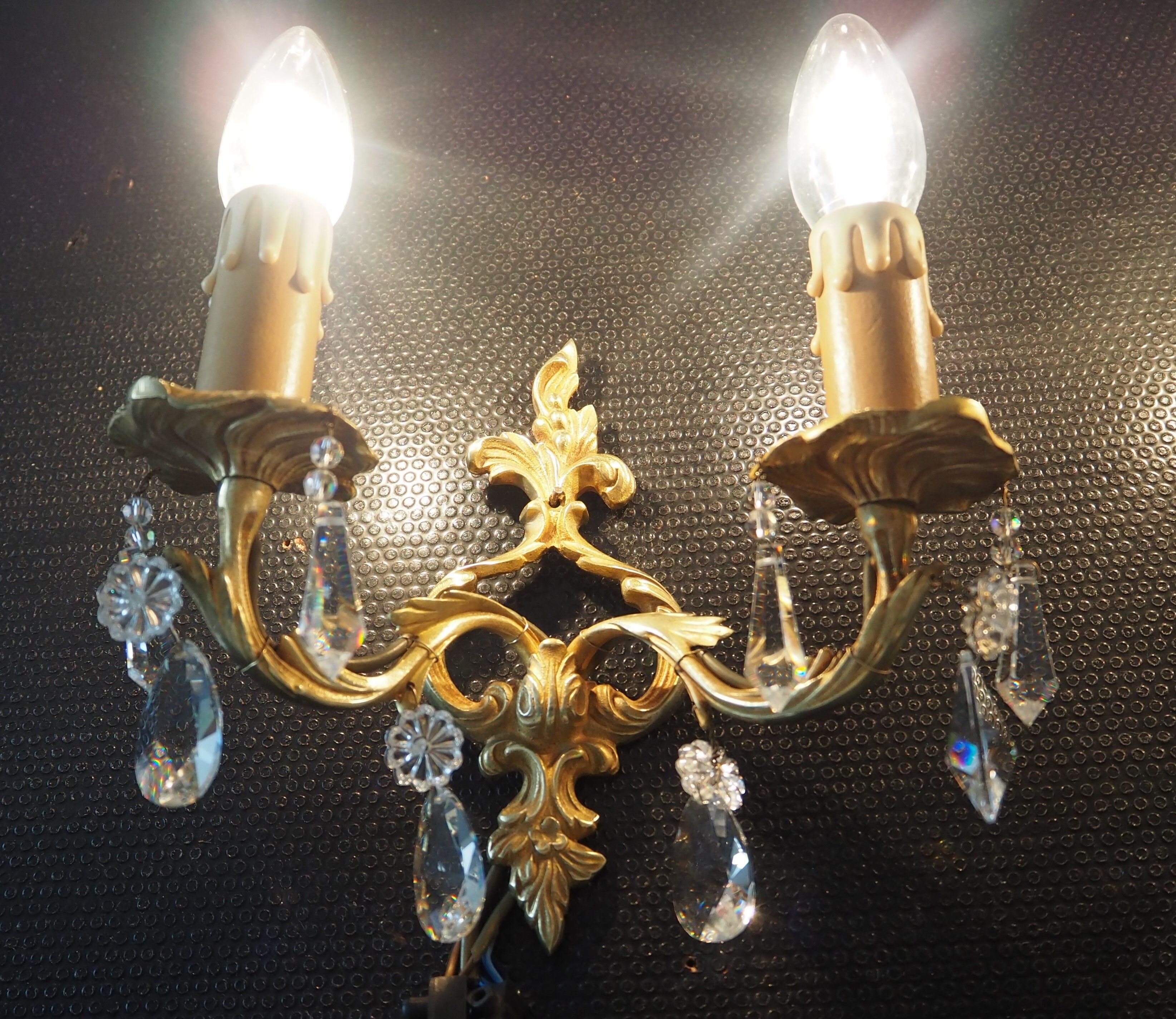 Pair of gilded bronze sconces and crystal pendants
