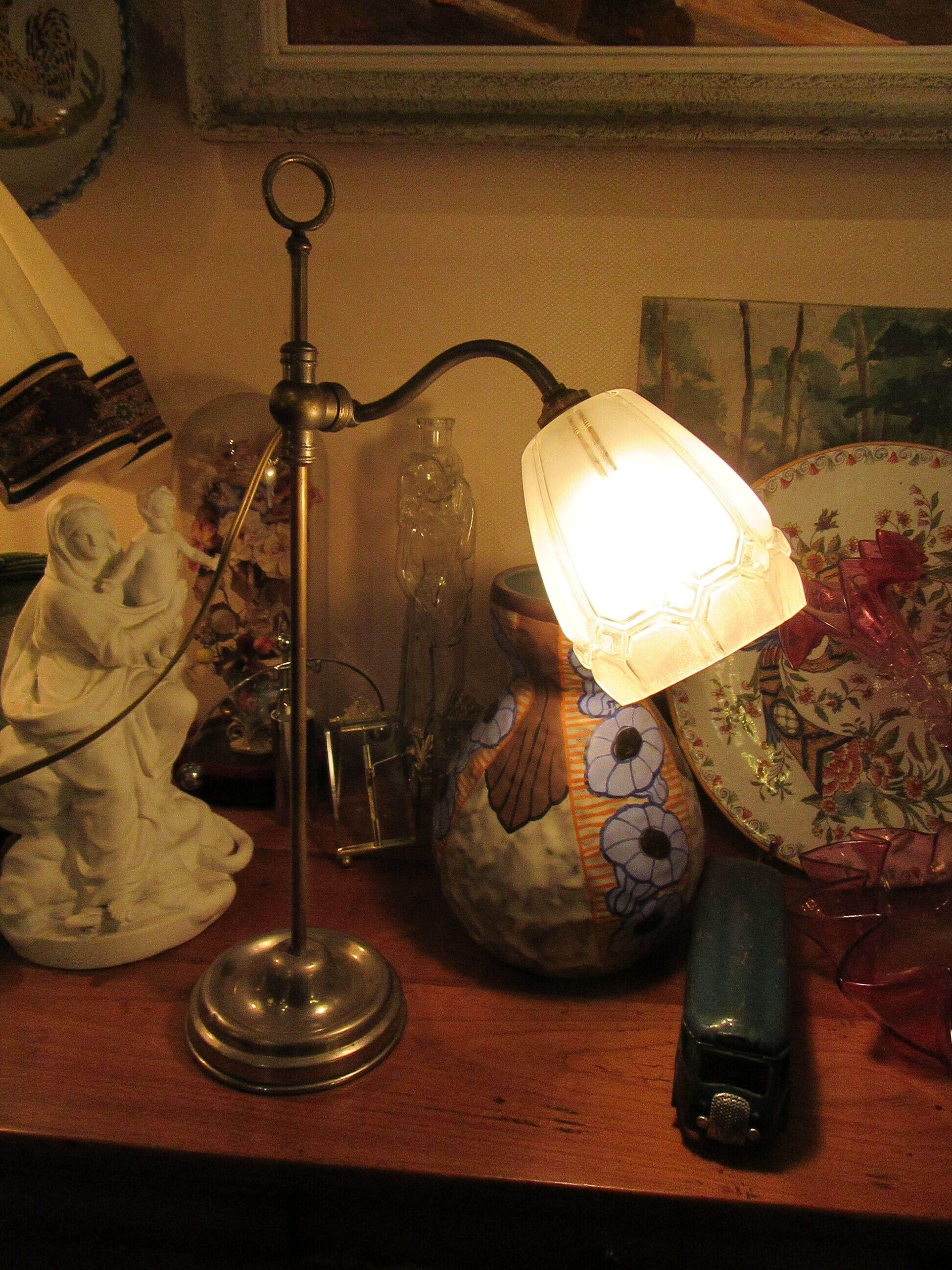 Articulated desk lamp