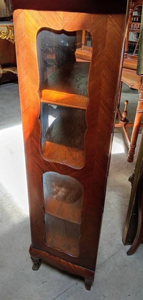 Vitrine d’époque Louis XV en bois de rose marqueté