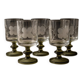 Lot of 5 vintage wine glasses from the 1970s, olive green stems and transparent glass bowls engraved with flowers.