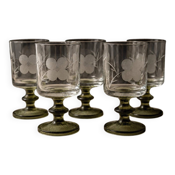 Lot of 5 vintage wine glasses from the 1970s, olive green stems and transparent glass bowls engraved with flowers.