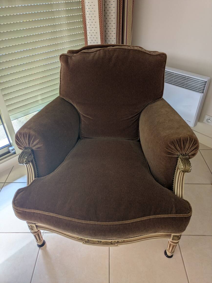 Sofa and two Louis XVI armchairs.