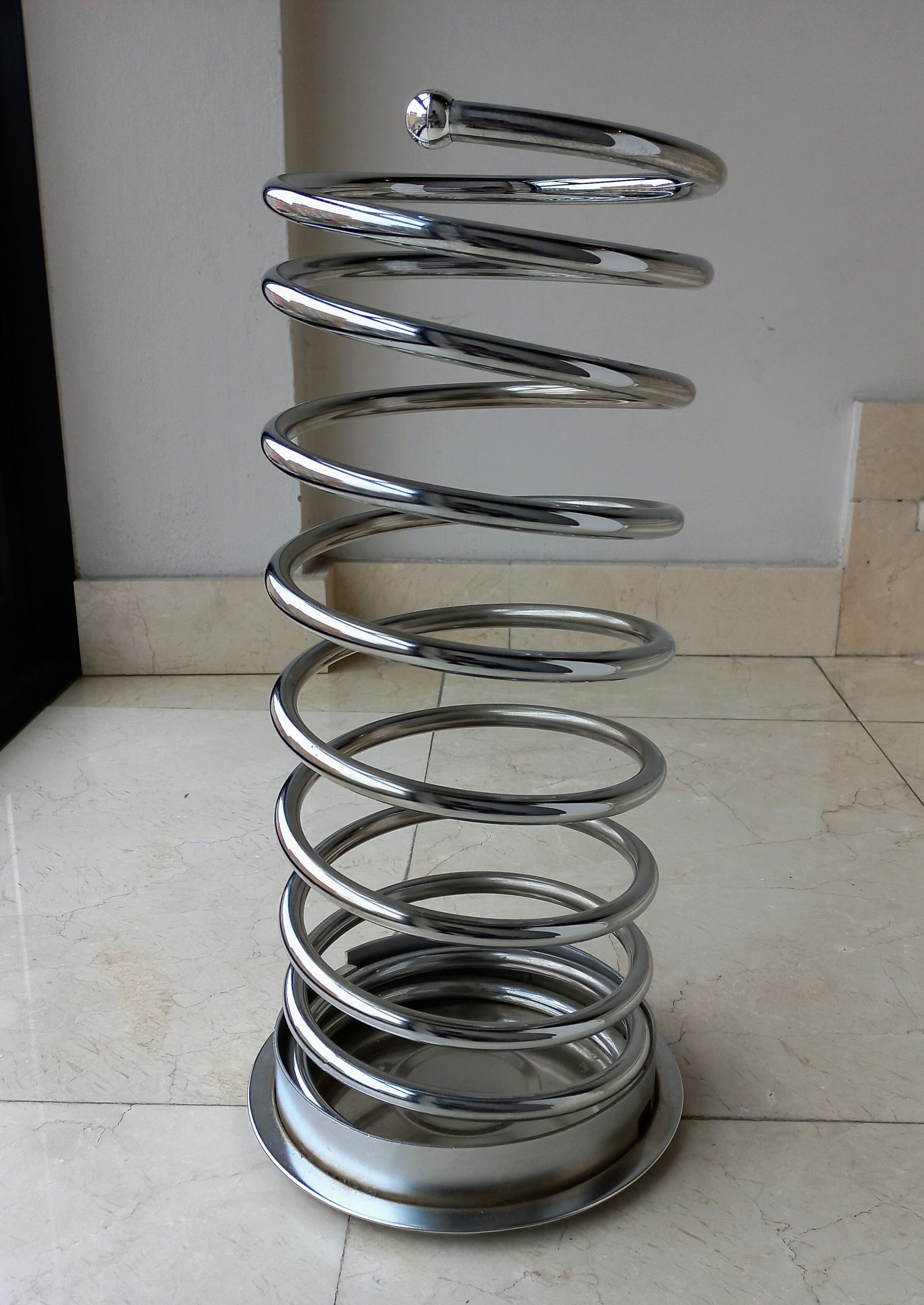 Spiral umbrella stand