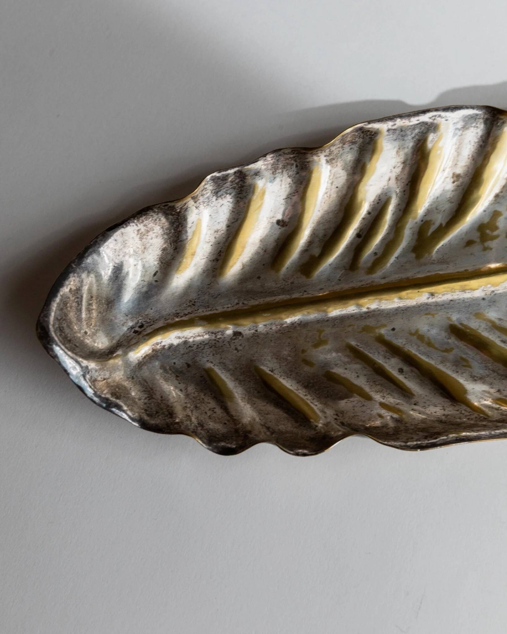 Large vintage bowl in the shape of a leaf in silver metal with gold details - Mid-Century design Italy 1970s