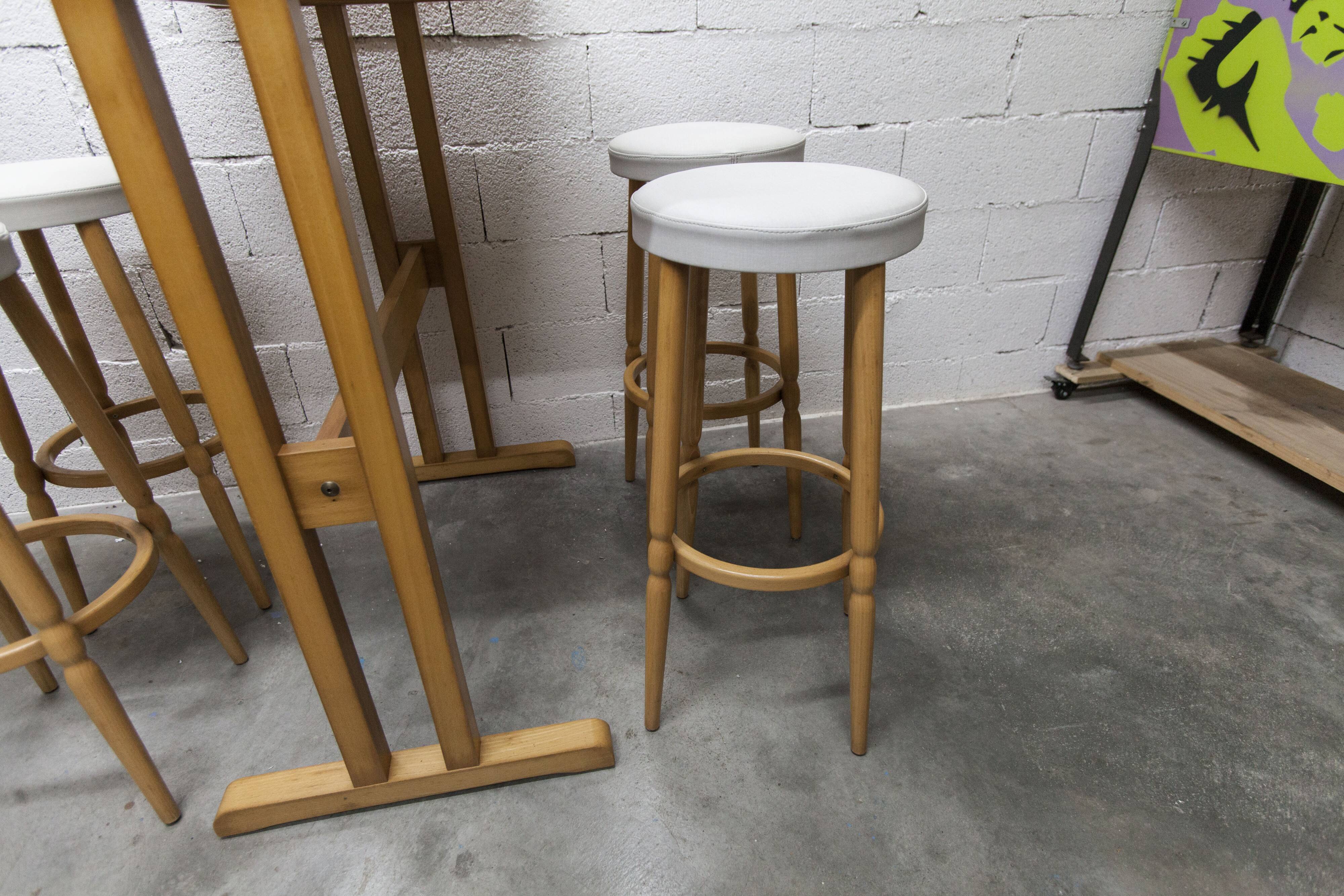 Standing table and 4 high stools Baumann 1990